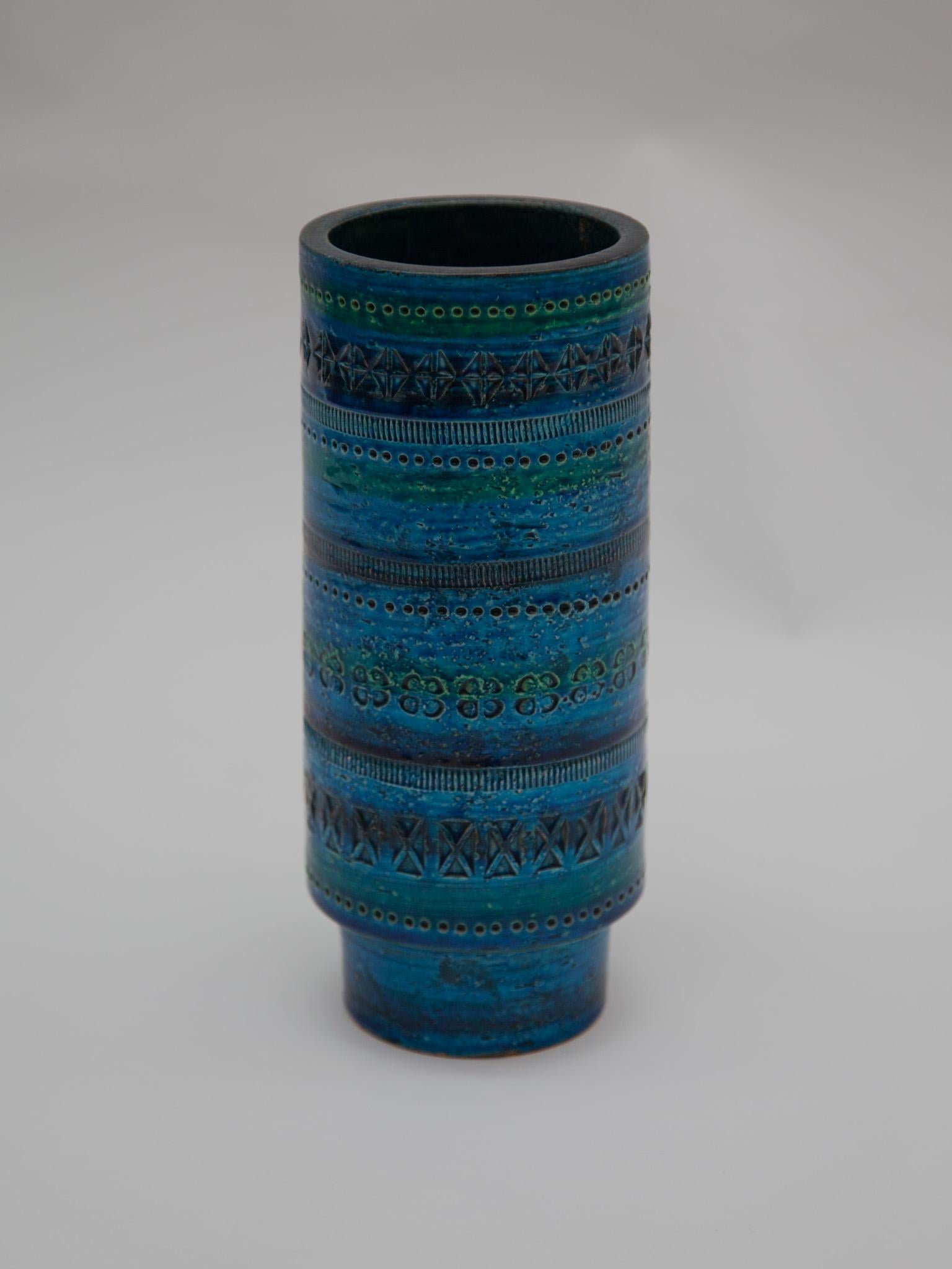 Vase rond en céramique émaillée bleue, Italie, années 1950-1960. Conçu par Aldo Londi et fabriqué par Bitossi. Fabriqué à la main en Italie avec un design géométrique sculpté à la main dans un turquoise vibrant et un bleu cobalt émaillé.  Très beau