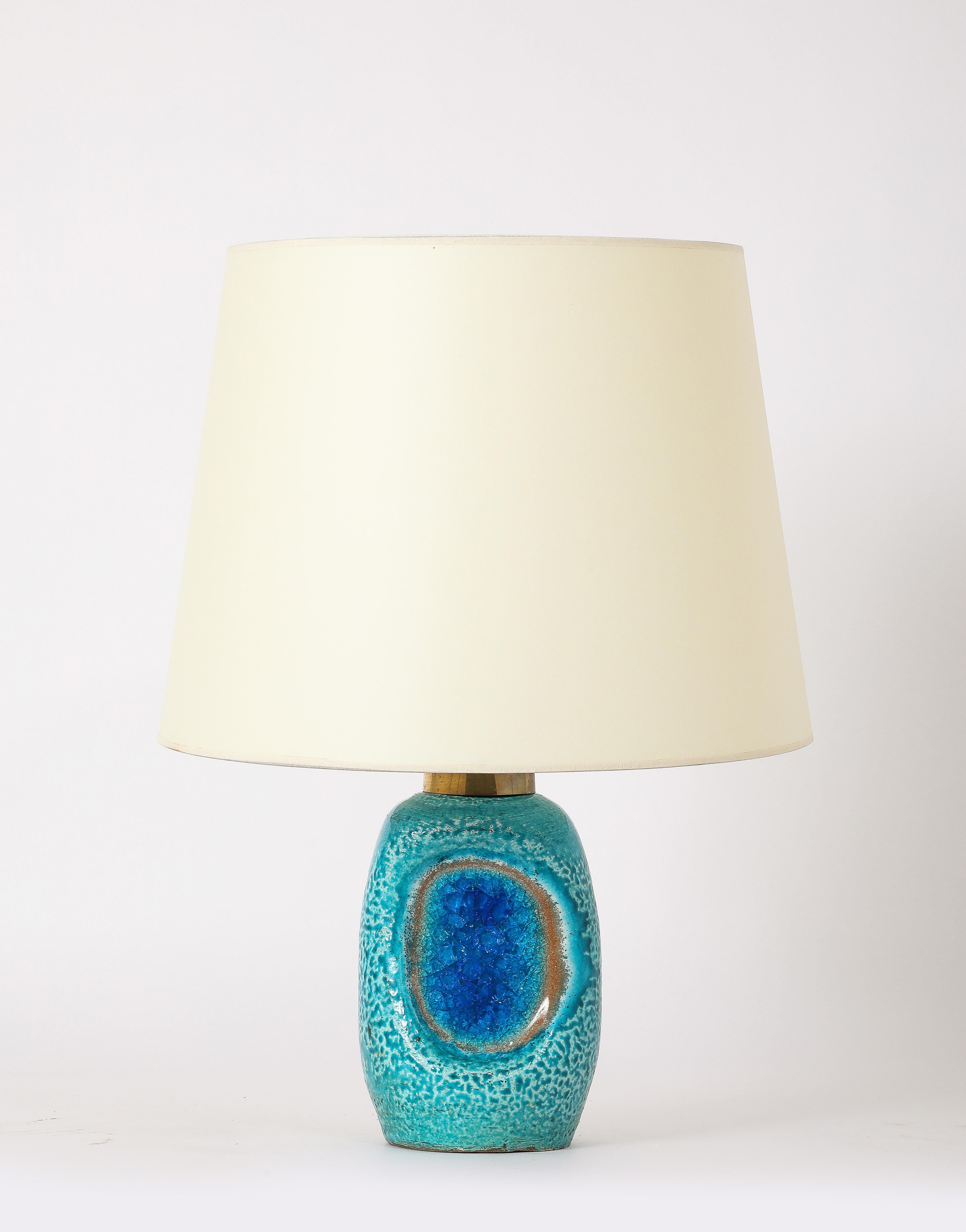 Lampe de table abstraite de couleur bleu Rimini, avec une large façade à fossettes remplie de verre bleu craquelé 