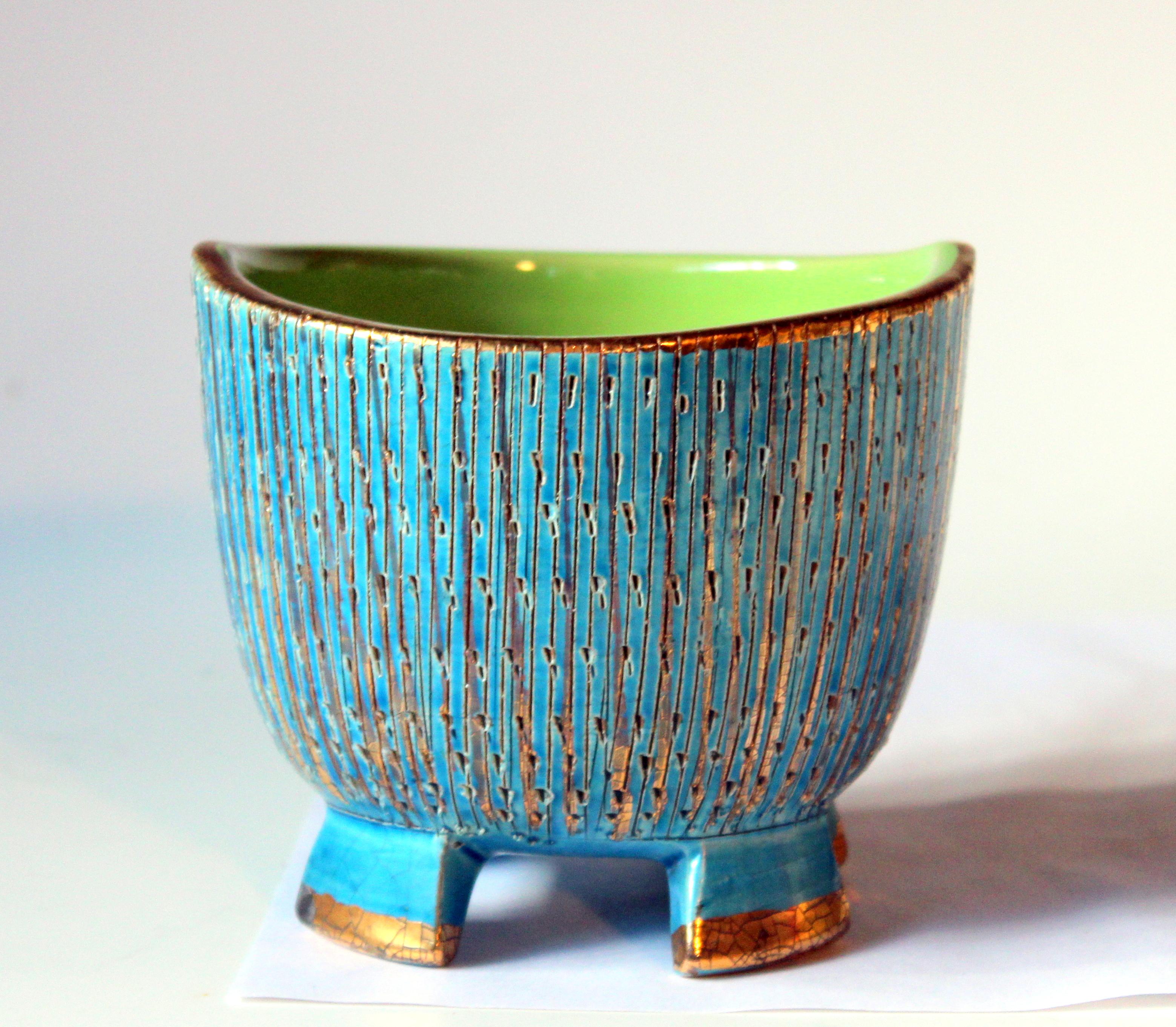 Vintage Bitossi Seta jar or bowl in wonderful blue and gold glazes and four crenelated feet, circa 1960s. Measures: 4