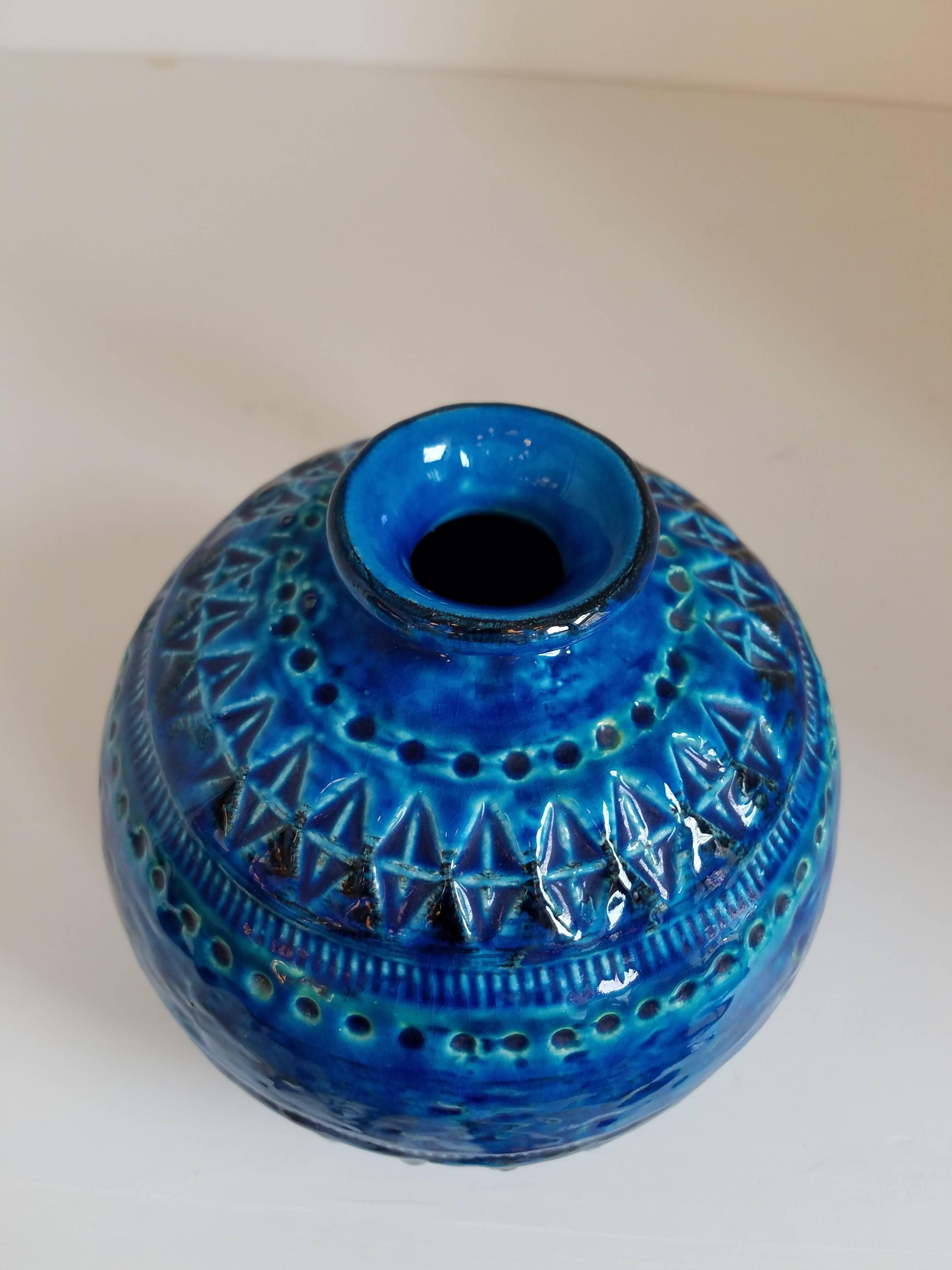 Rimini blue, blue glazed ceramic spherical vase by Aldo Londi for Bitossi with hand-carved geometric designs and a vibrant turquoise and cobalt glaze. Made in Italy, circa 1960.

Measures: Vase mouth 1