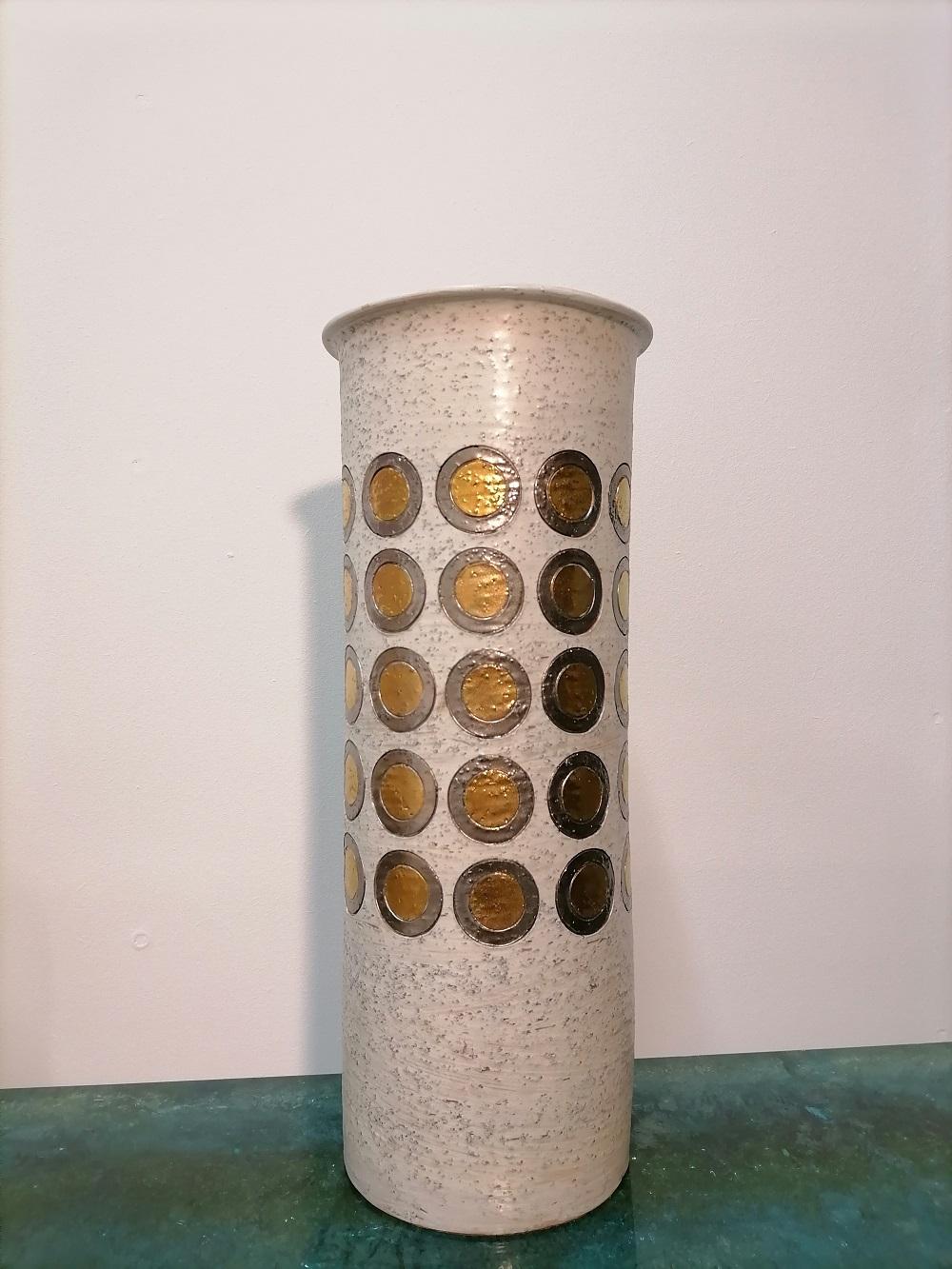Bitossi stoneware Chamotte extra large vase, Italy, 1970.

Big Bitossi vase

Decor with rings of gold and silver

Measures: Height 40cm, diameter 16cm

Minimal foot bite.