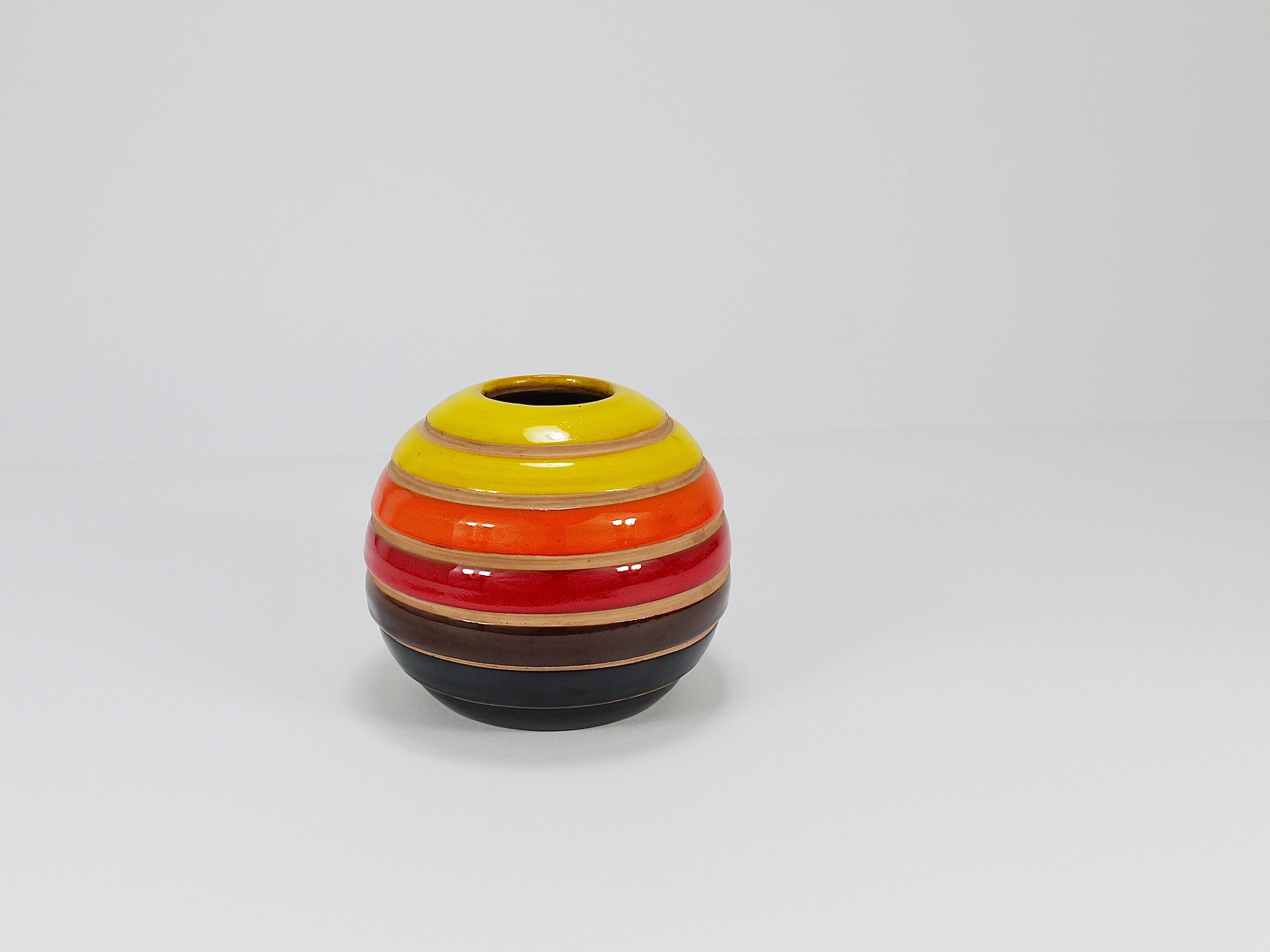 Eine schöne, kugelförmige, gestreifte Terrakotta-Vase, entworfen von Aldo Londi, die in den 1960er Jahren von der italienischen Manufaktur Bitossi Ceramiche in Handarbeit aus Keramik hergestellt wurde. Die Vase weist sieben horizontale Streifen auf,