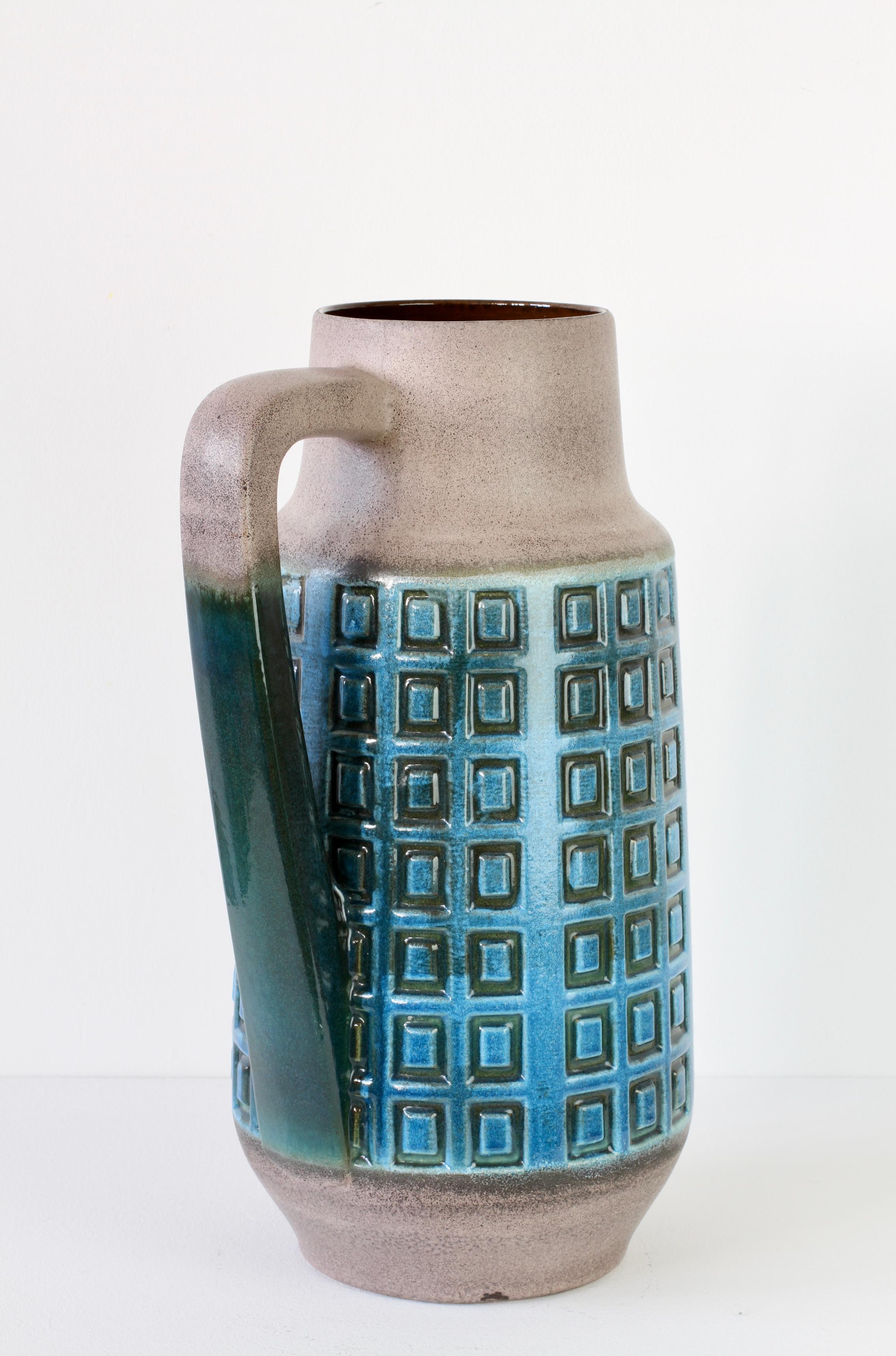 Argile Vase de sol en poterie d'Allemagne de l'Ouest bleue du milieu du siècle de style Bitossi des années 1970 par Scheurich en vente