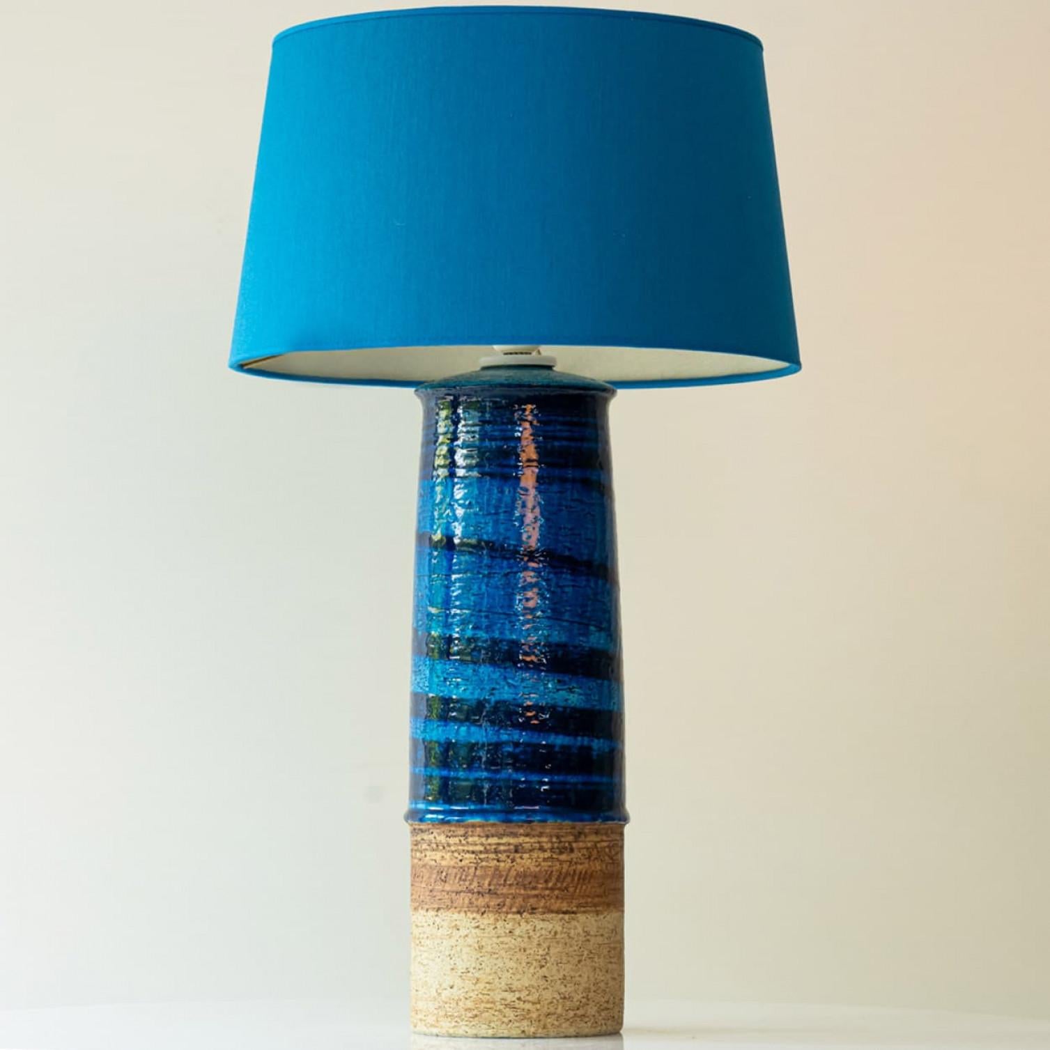 Mid-Century Modern Lampe de table en céramique aqua et sable, abat-jour en soie bleue par R. Houben en vente