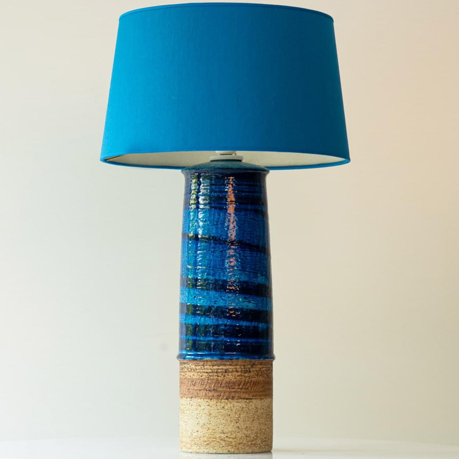 Mid-Century moderno Bitossi Style Aqua and Sand Ceramic Table Lamp, Blue Silk Lampshade by R. Houben in vendita