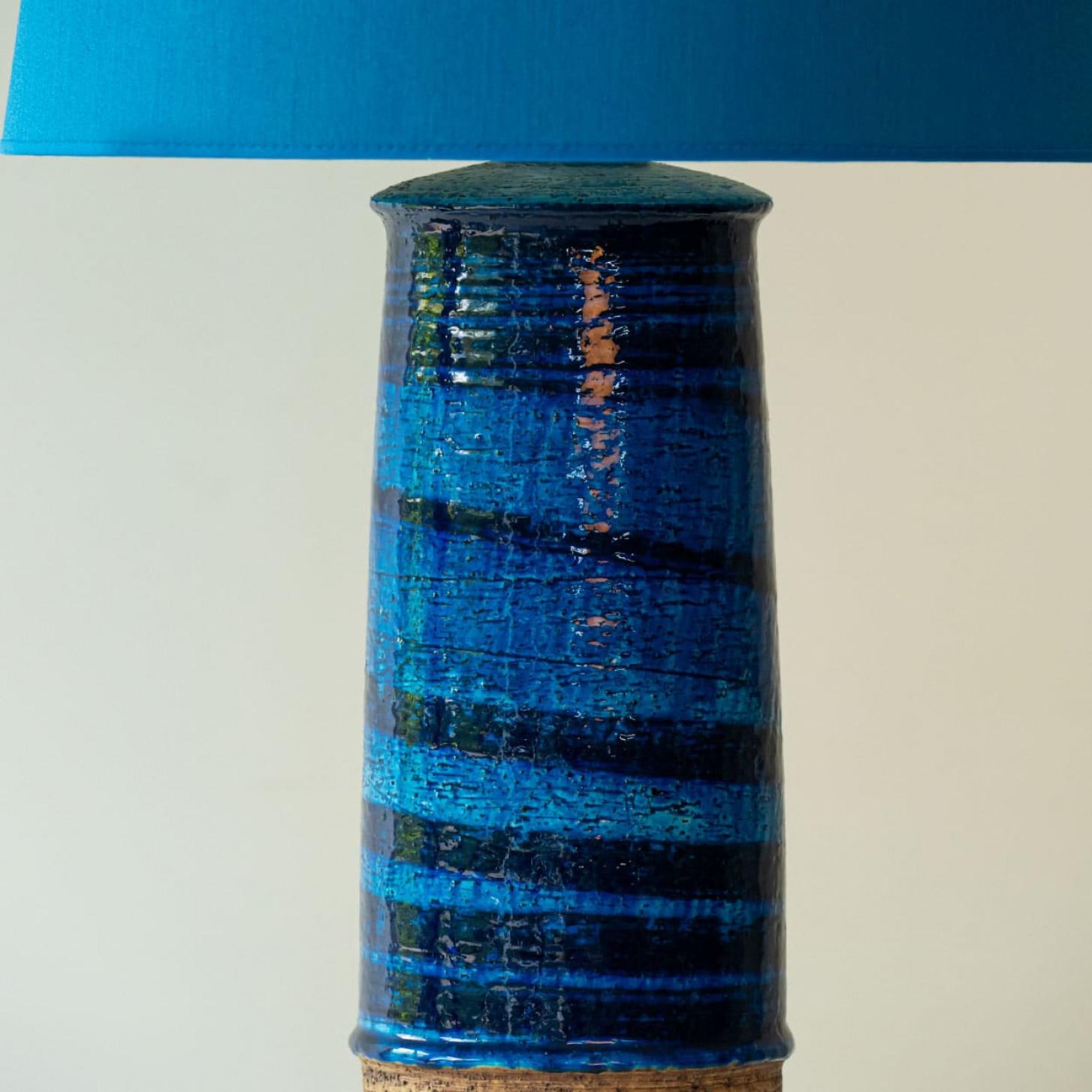 Français Lampe de table en céramique aqua et sable, abat-jour en soie bleue par R. Houben en vente
