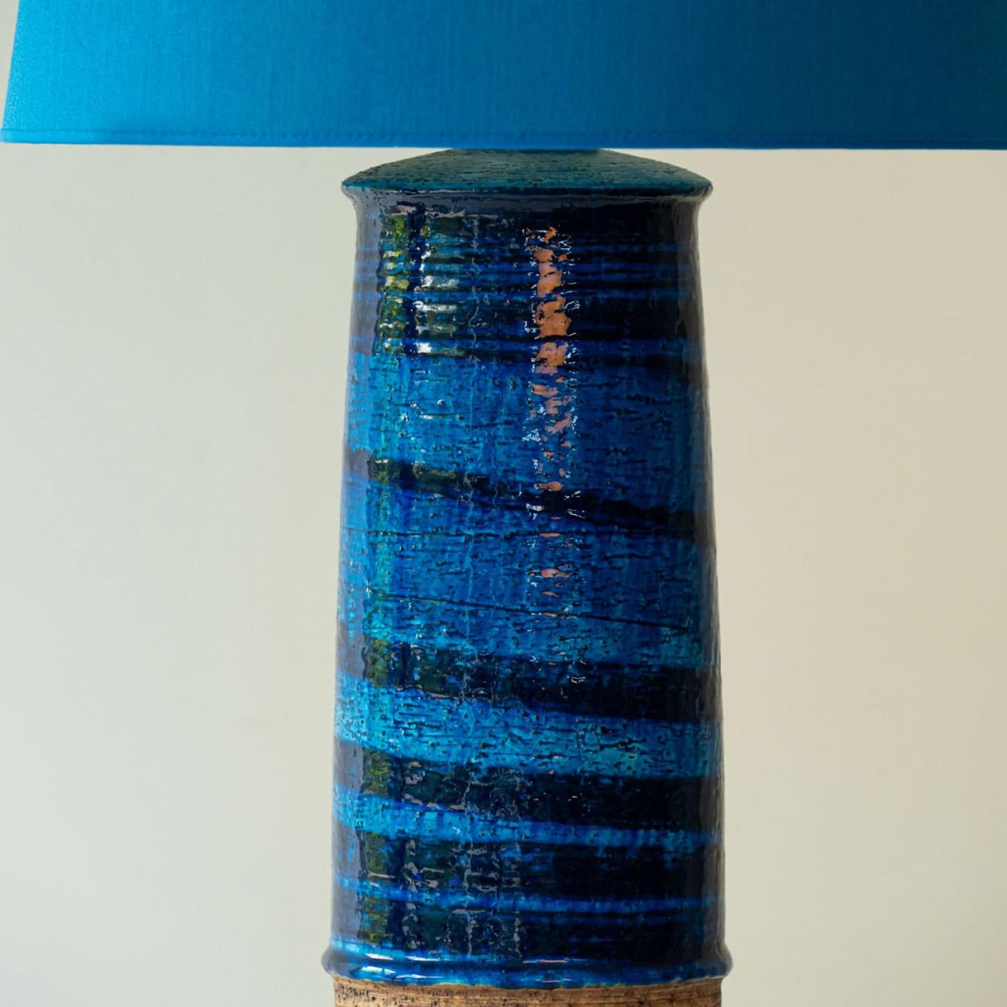 Francese Lampada da tavolo in ceramica Aqua e sabbia di Bitossi, paralume in seta blu di R. Houben in vendita