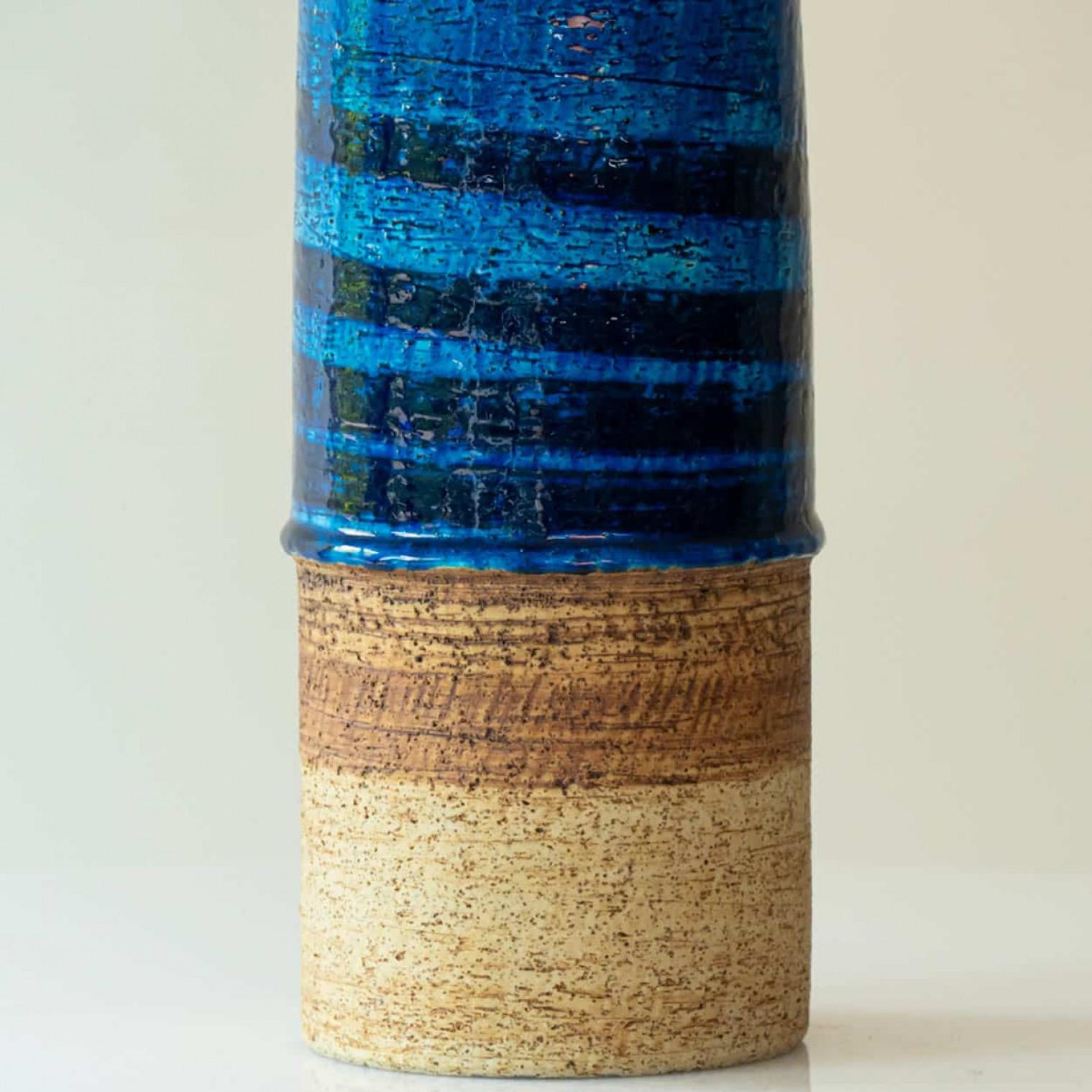 Autre Lampe de table en céramique aqua et sable, abat-jour en soie bleue par R. Houben en vente
