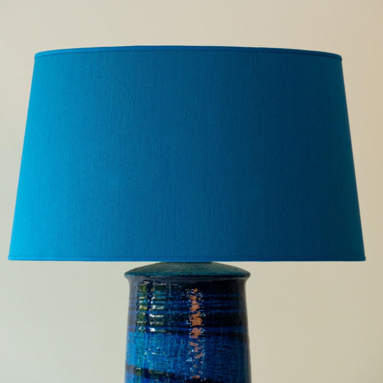 Lampe de table en céramique aqua et sable, abat-jour en soie bleue par R. Houben Bon état - En vente à Rijssen, NL