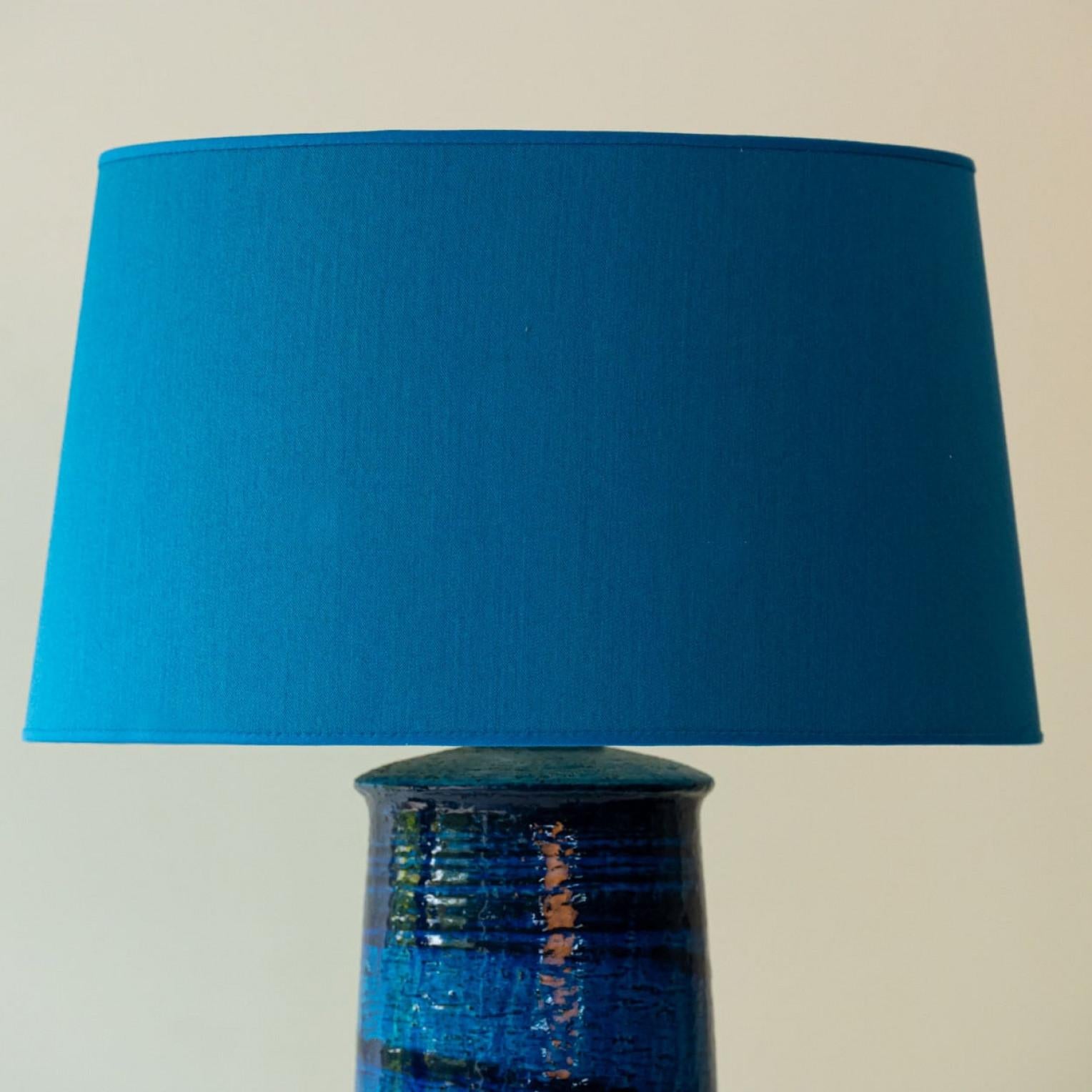 Bitossi Style Aqua and Sand Ceramic Table Lamp, Blue Silk Lampshade by R. Houben In Good Condition For Sale In Rijssen, NL