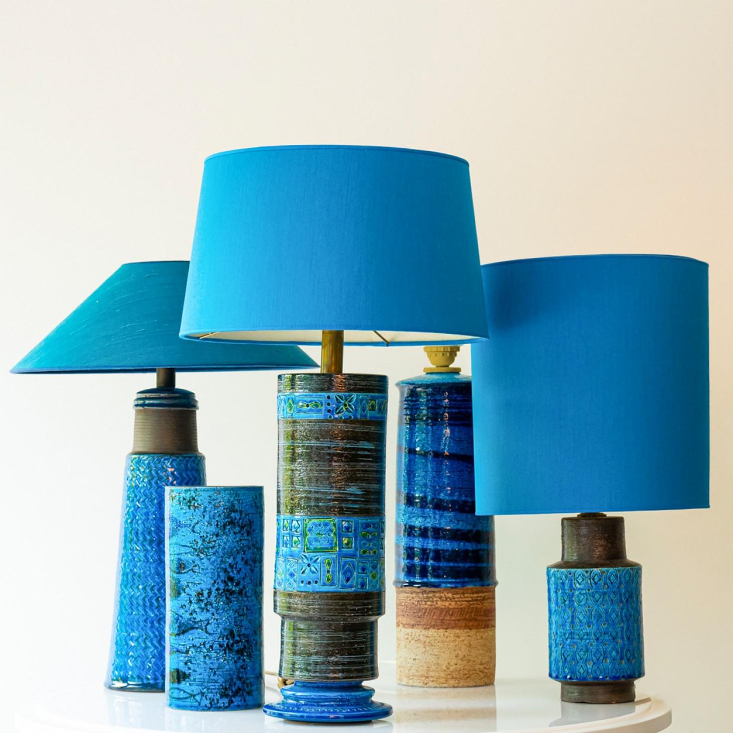Céramique Lampe de table en céramique aqua et sable, abat-jour en soie bleue par R. Houben en vente