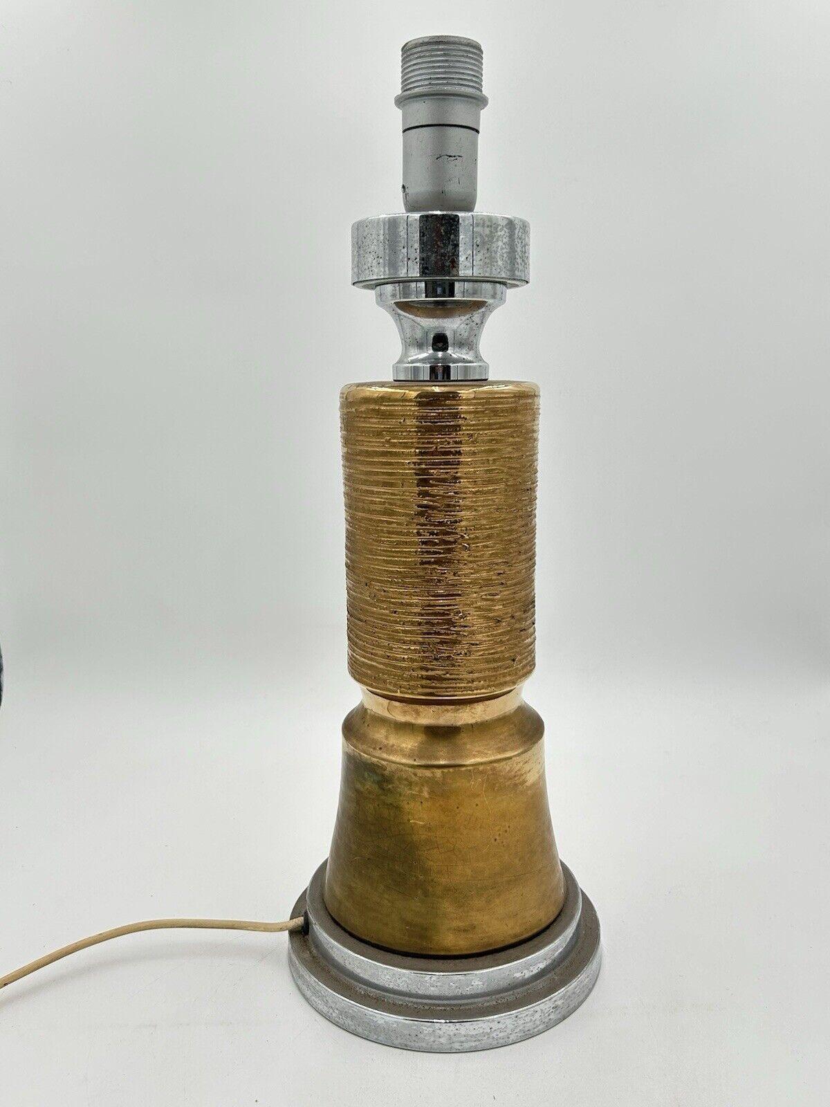 Bitossi Style Keramik Tischlampe Design 1970er Jahre.


Lampe aus Keramik und verchromtem Stahl, handgefertigt im Hollywood-Regency-Stil von Aldo Lodi für Bitossi


Der Artikel ist in einem guten konservativen Zustand, es gibt keine größeren