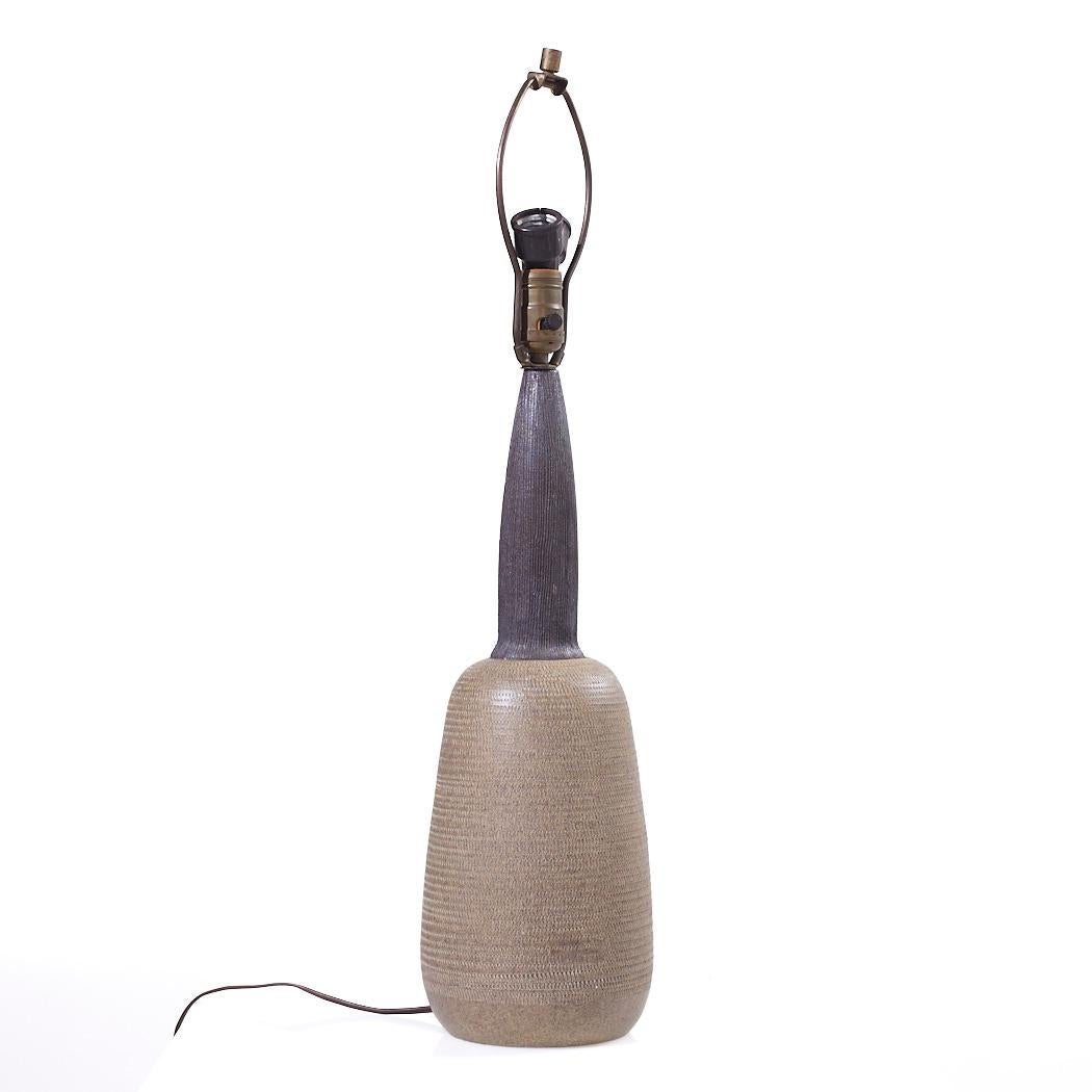 Lampe en céramique de style Bitossi du milieu du siècle dernier

Cette lampe mesure : 6,5 de large x 6,5 de profond x 26,75 de haut

Nous prenons nos photos dans un studio à éclairage contrôlé afin de montrer le plus de détails possible. Nous ne