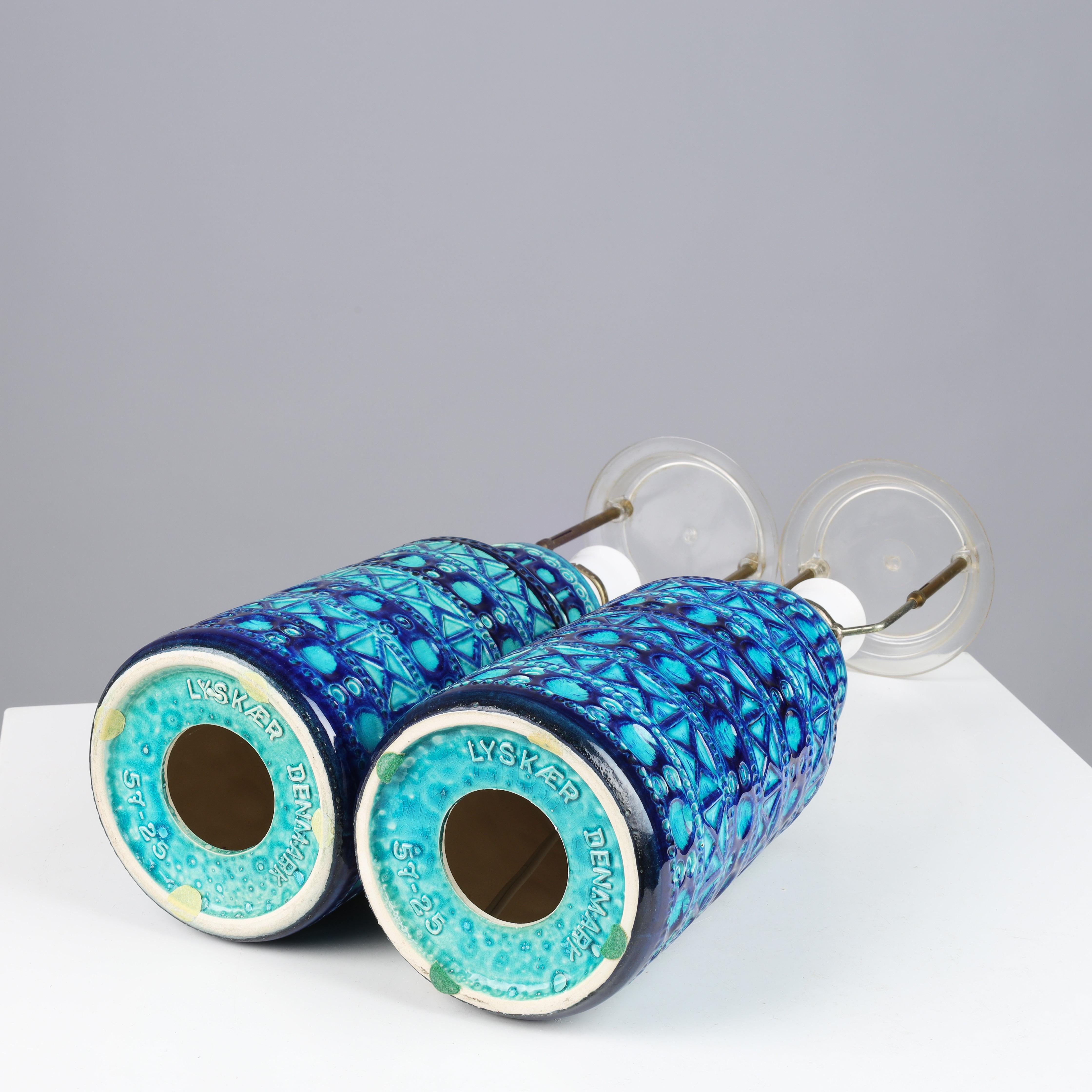 LYSKÆR LIGHTING. A pair of bright blue glazed ceramic table lamps in Bitossi style, Denmark, 1960s.
A pair of Danish table lamps designed and executed by Lyskaer Belysning in the second half of the 20th century.
Bodies of ceramic glazed in blue