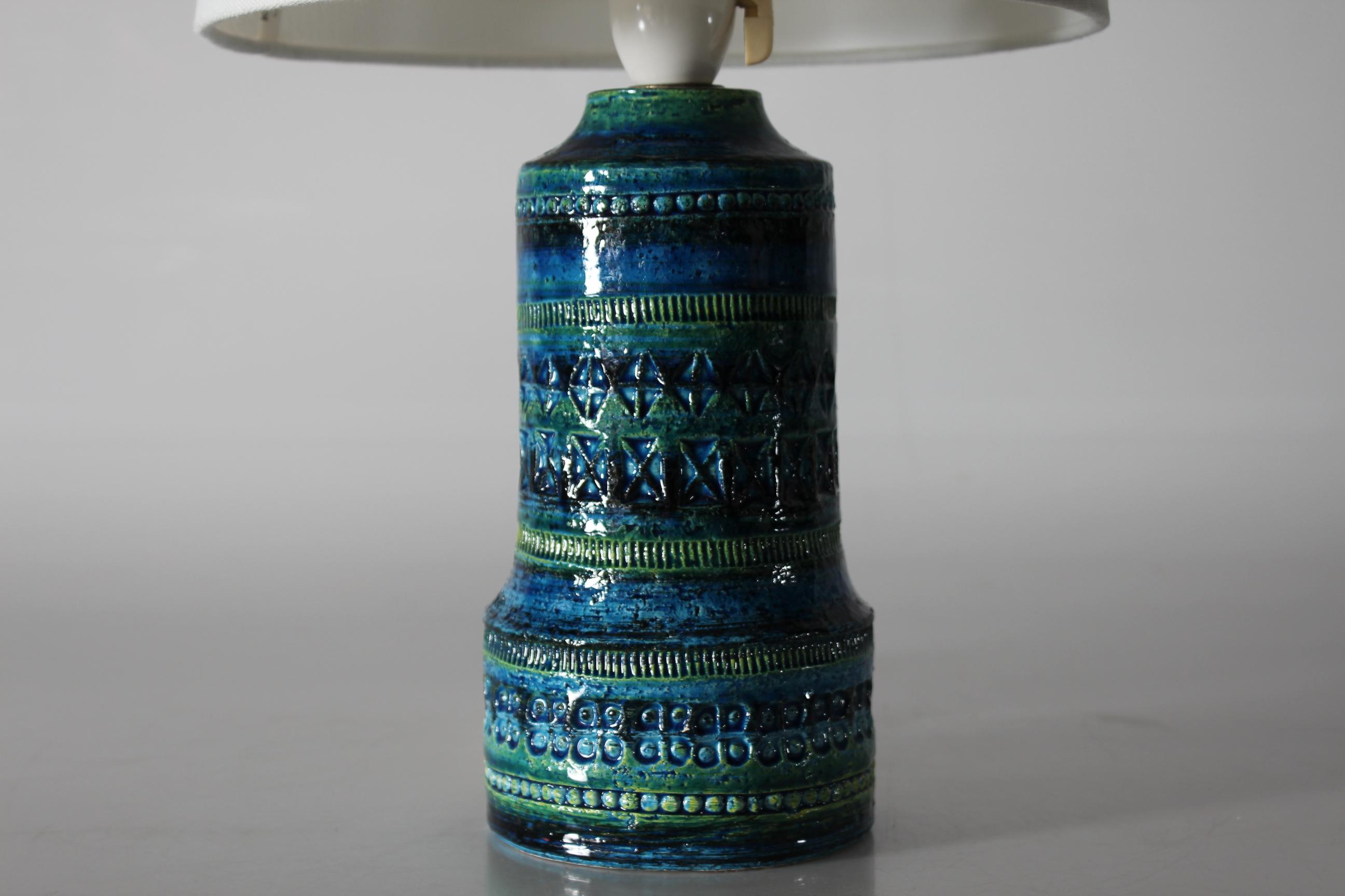 Vintage Italian Bitossi ceramic table lamp, with incised geometrical design covered with glaze in light and dark variations of green and blue.

The design is attributed to Aldo Londi.

The lamp is manufactured in the period 1960-1980.

Included is a