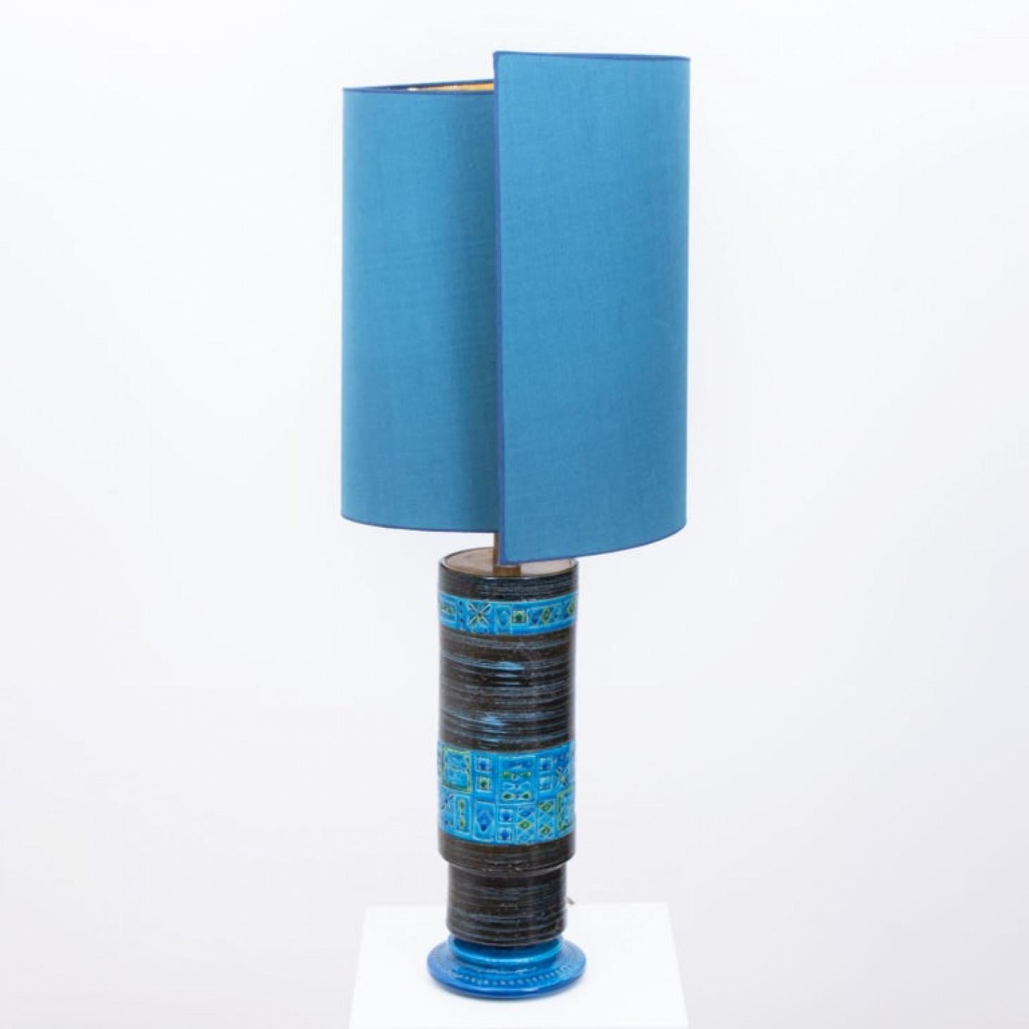 Beautiful ceramic lamp by Bitossi, Italy, 1960s. A sculptural high-end piece made of handmade ceramic in blue or grey or green tones, with a combination of dry and glazed finishes. With a special new custom made blue silk lamp shade with warm gold