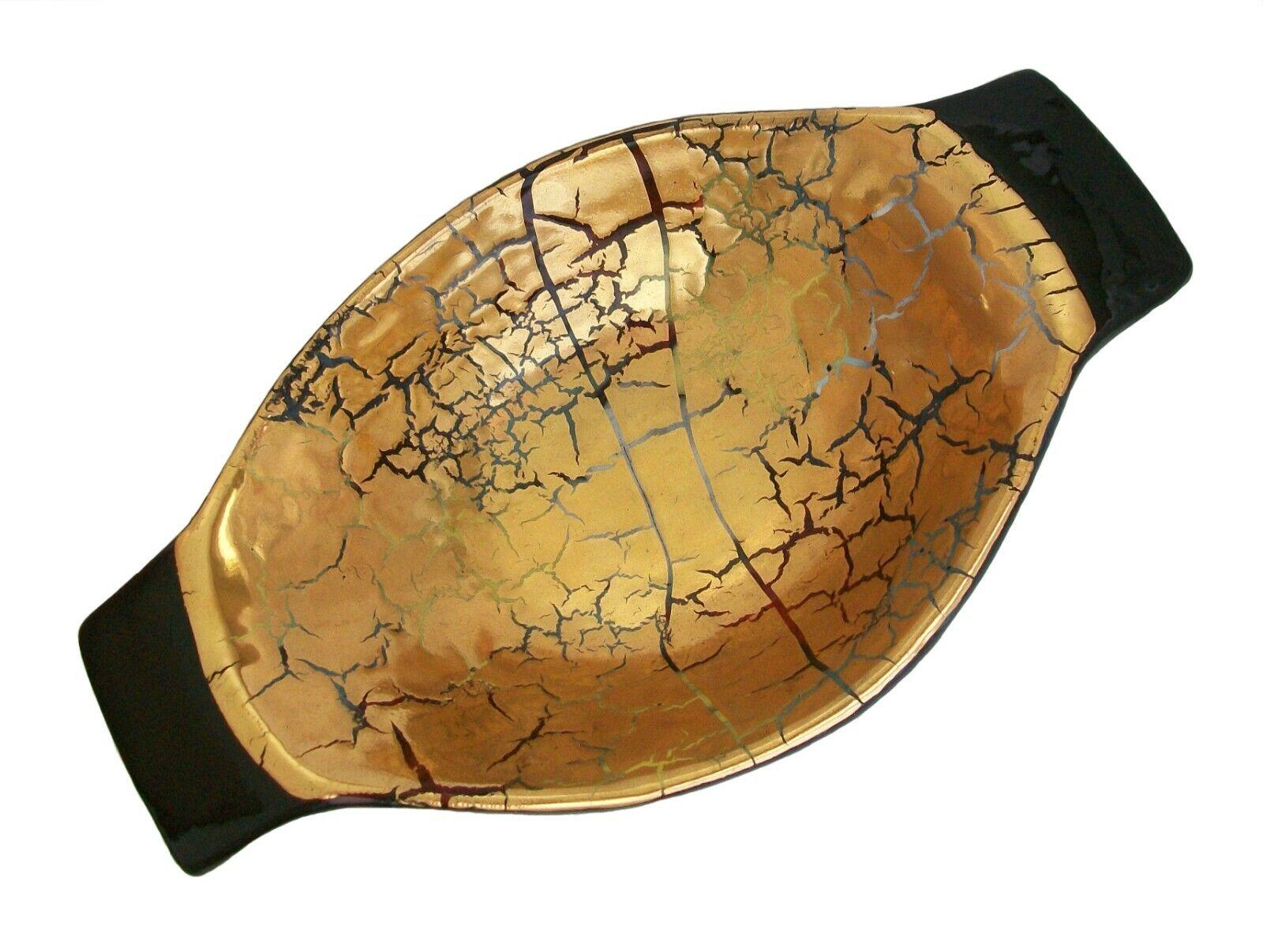 Bitossi- Raro cuenco de doble asa de cerámica de Studio A de mediados de siglo - llamativo esmalte craquelado dorado en el interior que revela esmaltes multicolores por debajo - grueso esmalte negro brillante en las asas, el cuerpo y la base -