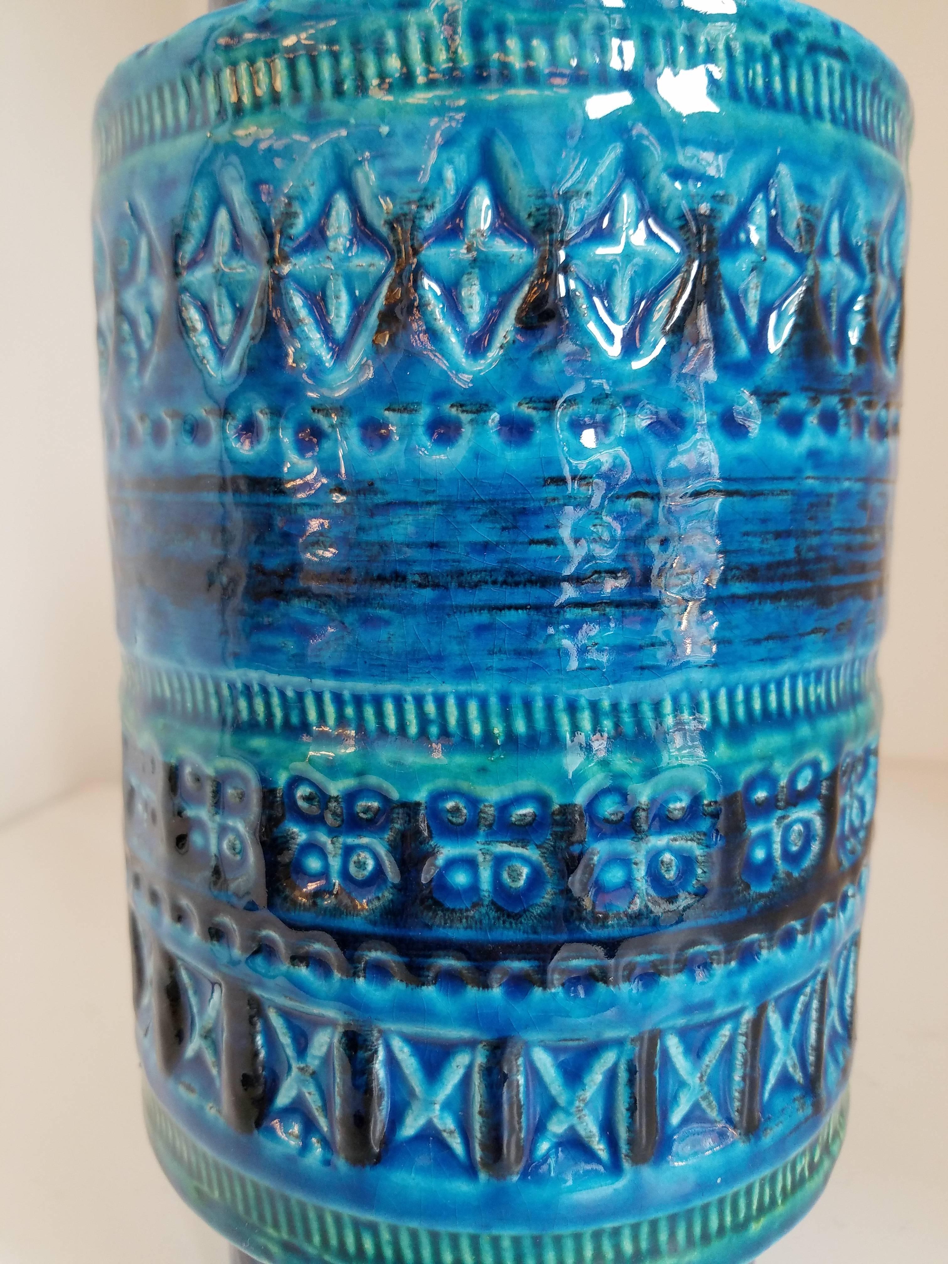 Rimini blue, blue glazed ceramic by Aldo Londi for Bitossi with hand-carved geometric designs features vibrant turquoise and cobalt glaze. Made in Italy, circa 1960

Measure: Diameter of vase is 5