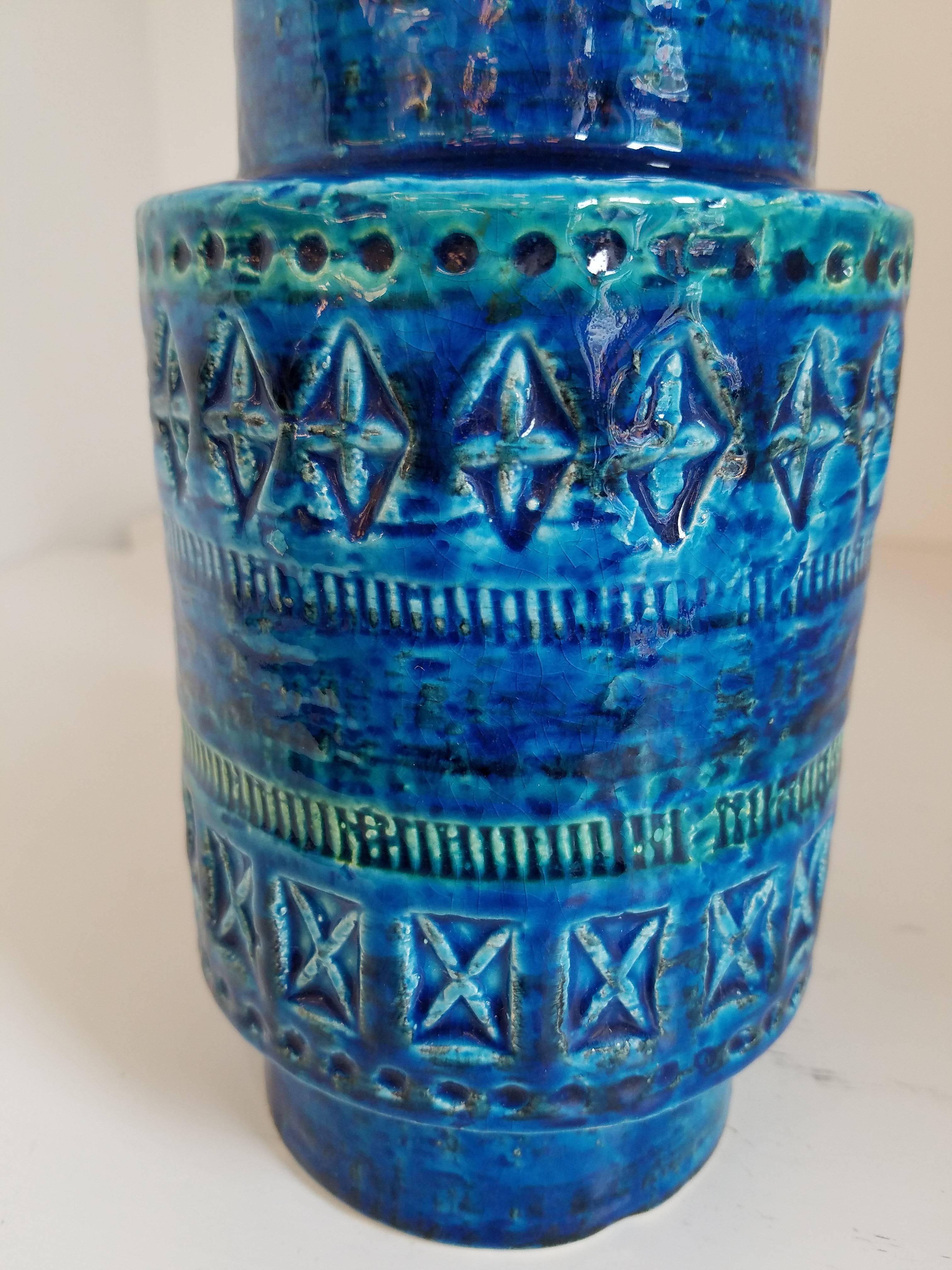 Rimini blue, blue glazed ceramic vase by Aldo Londi for Bitossi with hand-carved geometric designs and a vibrant turquoise and cobalt glaze. Made in Italy, circa 1960.

Measures: Vase diameter 4