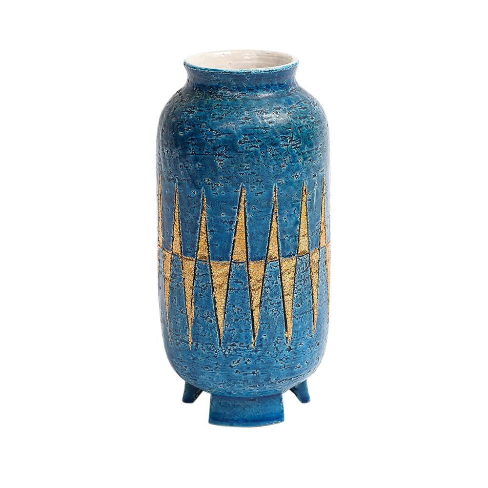 Bitossi Vase, Keramik, Blau, Gold, Geometrisch, Signiert. Mittelgroße runde Vase mit Fuß, dekoriert mit einem goldenen Rautenmuster über einer blauen Rimini-Glasur. Signiert mit unleserlichen Zahlen und 