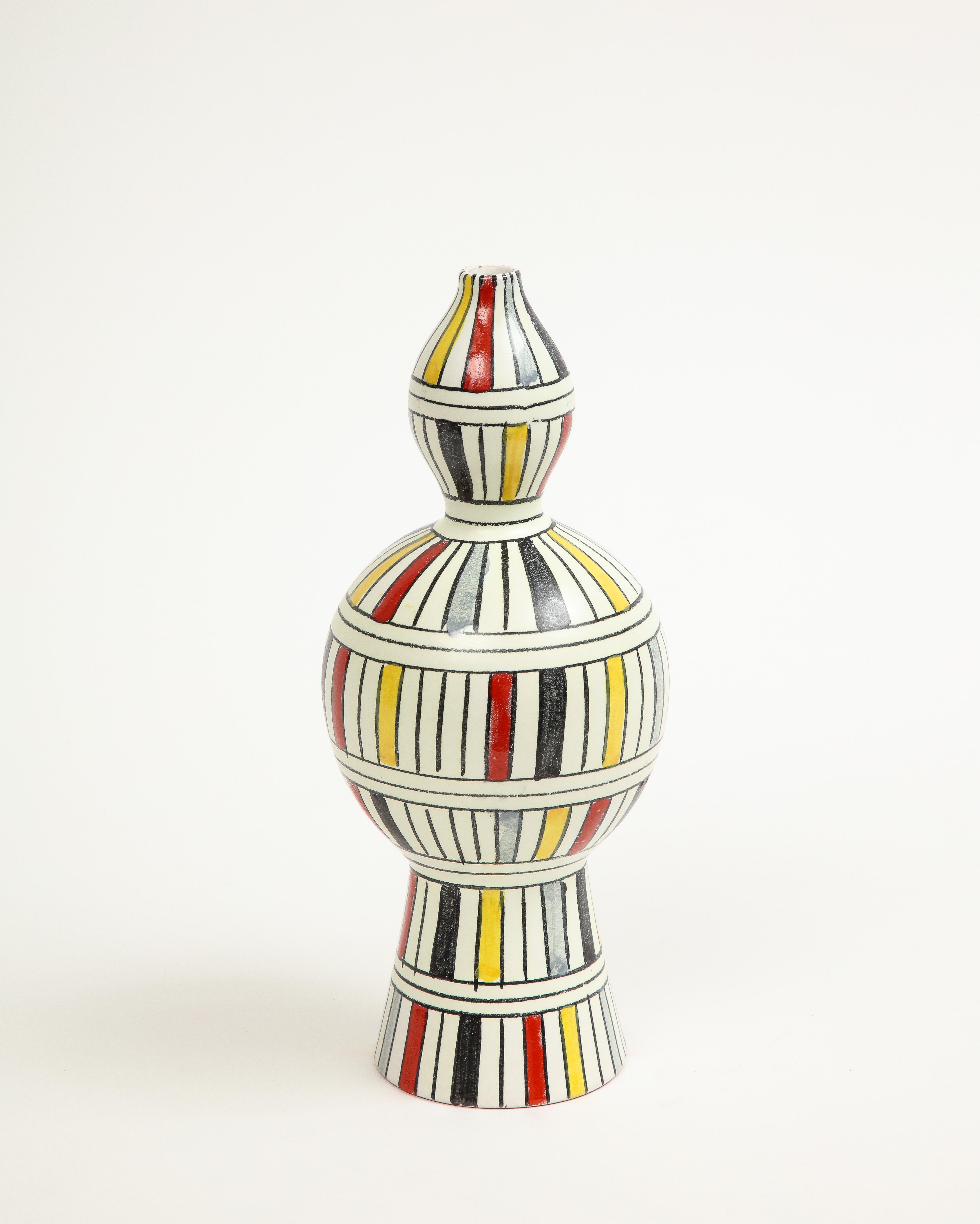 Bitossi Vase, Keramik, geometrisch, gestreift, signiert. Mittelgroße Vase in Form eines Kürbisses, verziert mit abwechselnden vertikalen Streifen, glasiert in Schwarz, Weiß, Grau, Gelb und Rot. Signiert auf der Unterseite in der Glasur: 3030/306