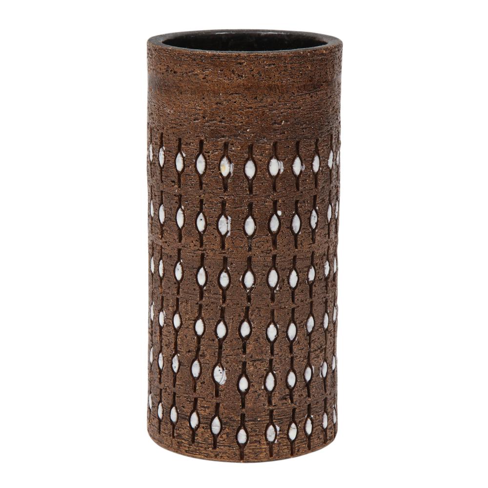 Bitossi Vase, Keramik, geritzt, braun und weiß, mit Perlen signiert. Kleine Zylindervase aus rohem schokoladenbraunem Ton, verziert mit einem Muster aus eingeschnittenen, weiß glasierten Ovalen, die ein perlenartiges Aussehen ergeben. Signiert auf
