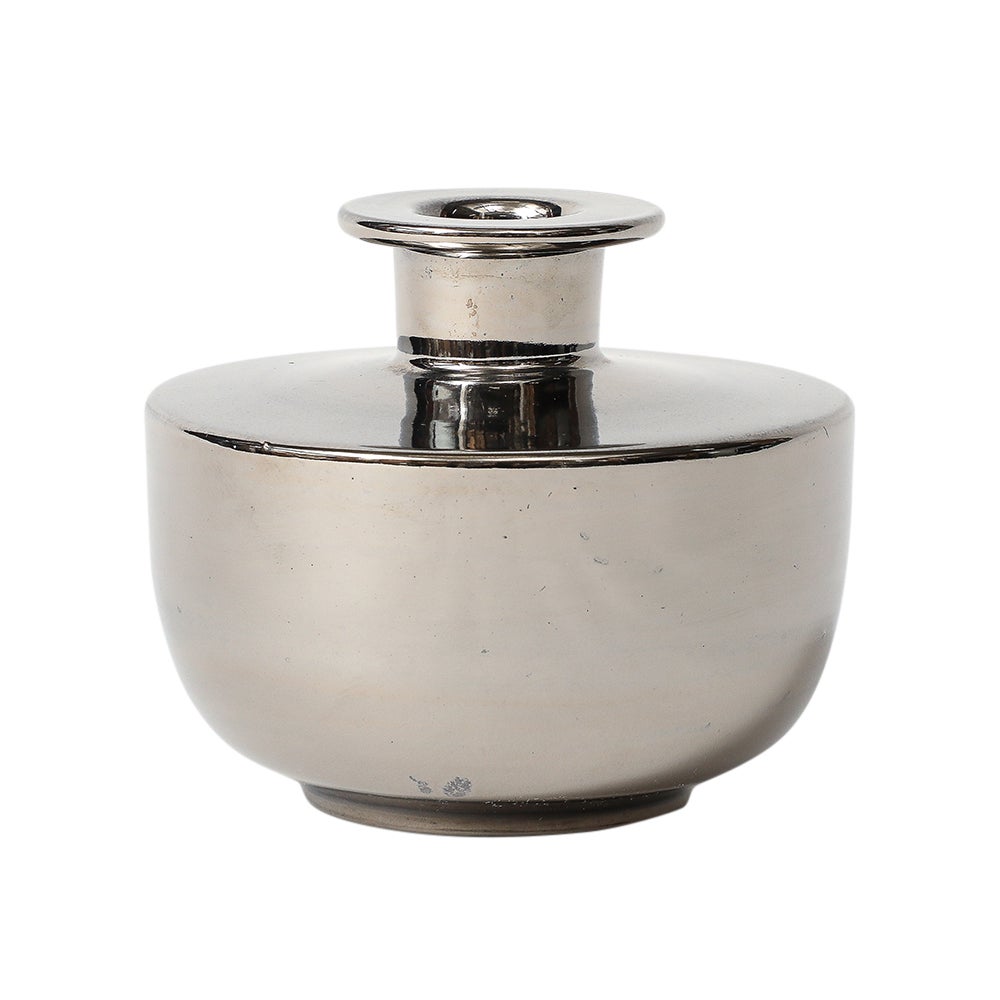 Vaso Bitossi, Ceramica, Argento platino metallizzato. Vaso a piede in scala ridotta con collo leggermente allungato, labbra e spalle appiattite e corpo arrotondato. Il lato inferiore è smaltato in blu uovo di pettirosso. 
