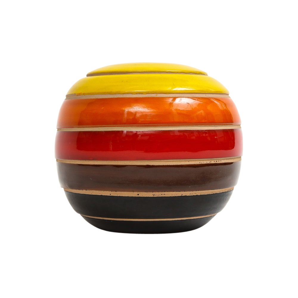 Vase Bitossi, rayures en céramique, jaune orange rouge, signé. Petit vase boule sphérique à bandes graduées émaillées en jaune, orange, rouge, brun et noir. Signé 8519 