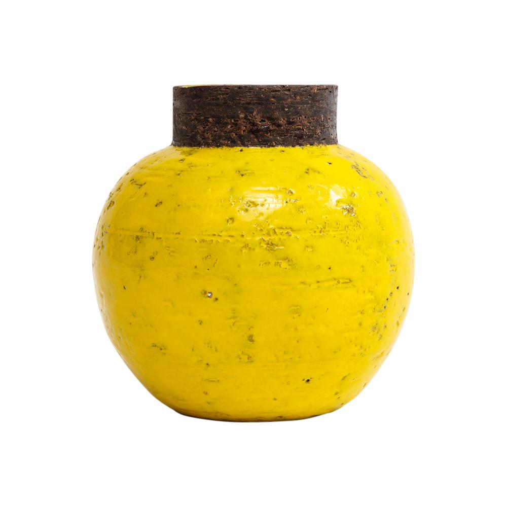Bitossi Vase, Keramik, gelb, braun, signiert. Kleine Vase mit grobem, mattbraunem Tonkragen und gelb glasiertem, kugelförmigem Körper. Signiert 