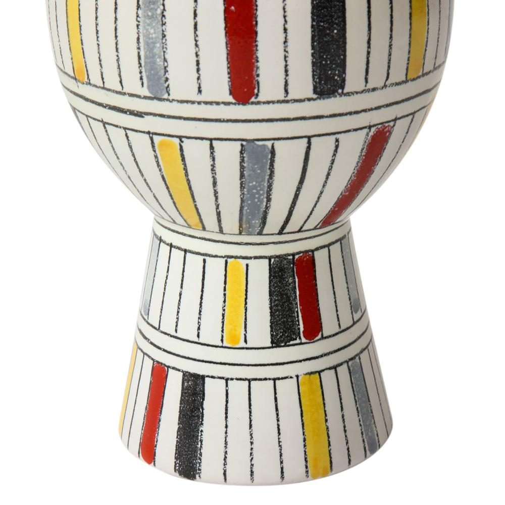 Vase Bitossi, céramique, géométrique, rayures, signé. Vase de taille moyenne en forme de gourde décoré de bandes verticales alternées, émaillé en noir, blanc, jaune gris et rouge. Signé sur la face inférieure dans l'émail : 3030/306 Italie.