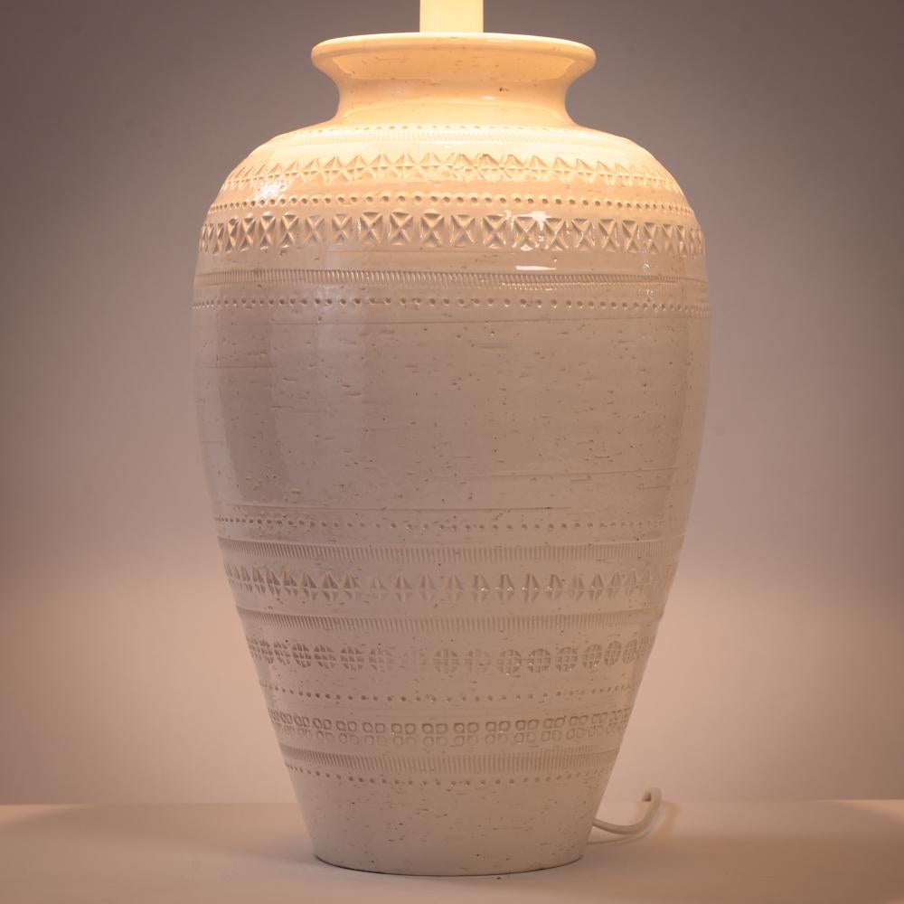 Bellissima lampada da tavolo Bitossi di grandi dimensioni in ceramica bianca di Aldo Londi. Italia, anni '70 
Importato da Pier1. 

Dimensioni: h71 x l 41 cm 
Dimensioni base: h41 cm x l26 cm 
Paralume: h26 x l45 cm

La ceramica è in ottime