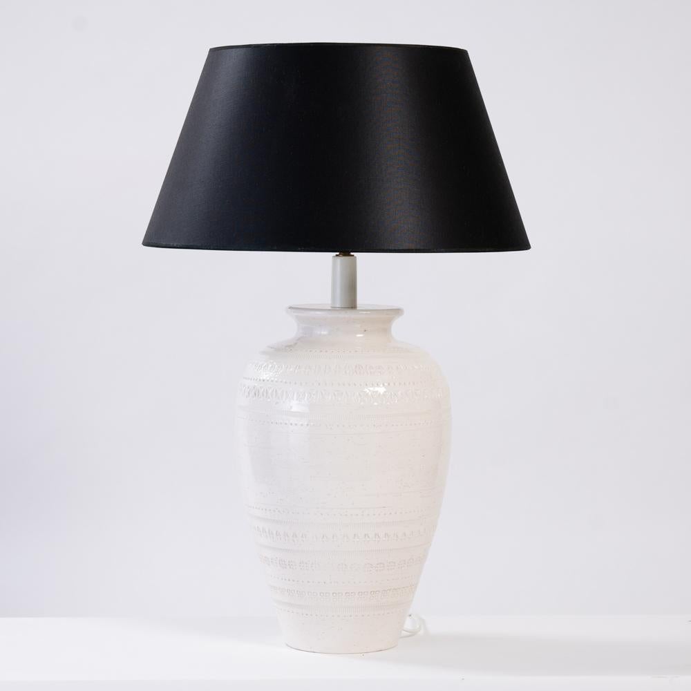 Mid-Century moderno Lampada da tavolo grande in ceramica intagliata bianca di Bitossi Aldo Londi, Italia, anni '70 in vendita
