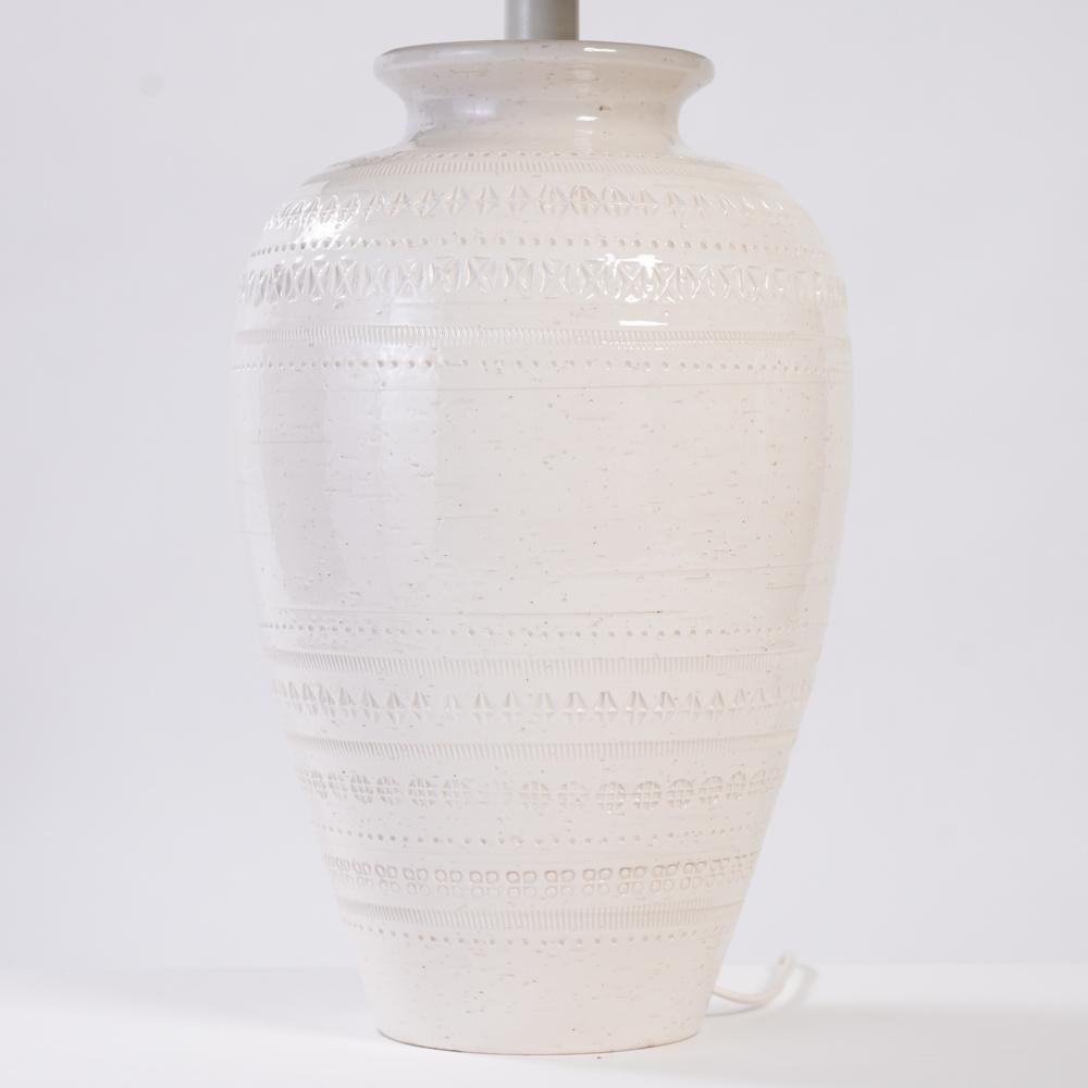 Italiano Lampada da tavolo grande in ceramica intagliata bianca di Bitossi Aldo Londi, Italia, anni '70 in vendita
