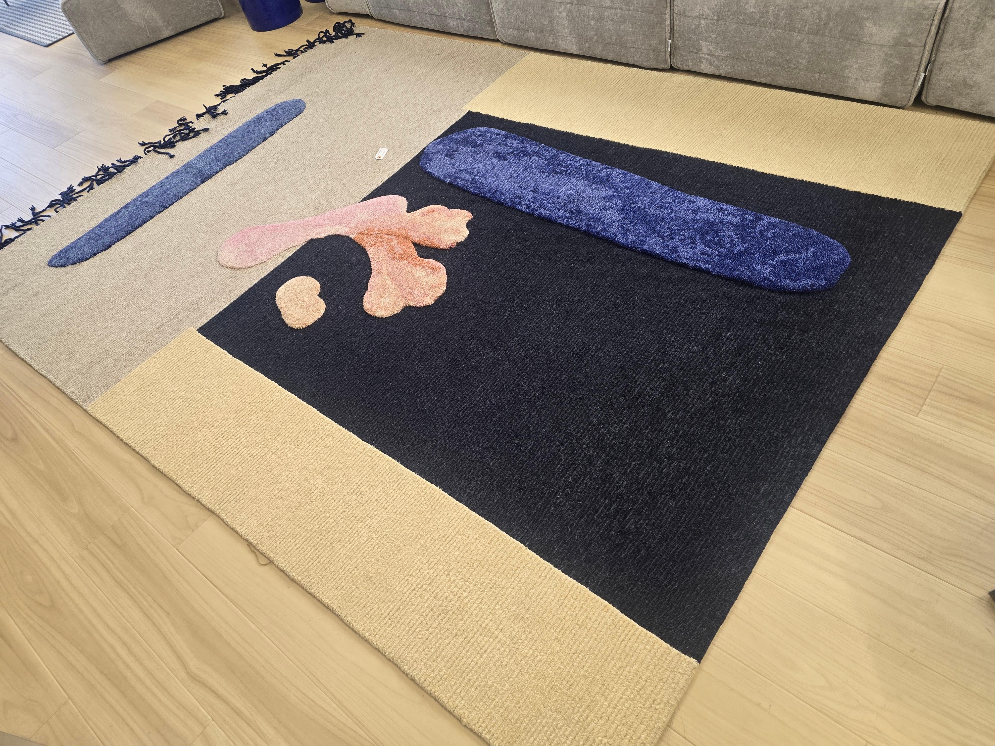 Bits in Space di Faye Toogood 

Tecniche - Annodato a mano
Materiali - 100% lana
Qualità - C (60.000 nodi/mq)

Il produttore è CC-tapis

Dimensioni: 230 x 300 cm / 90.55