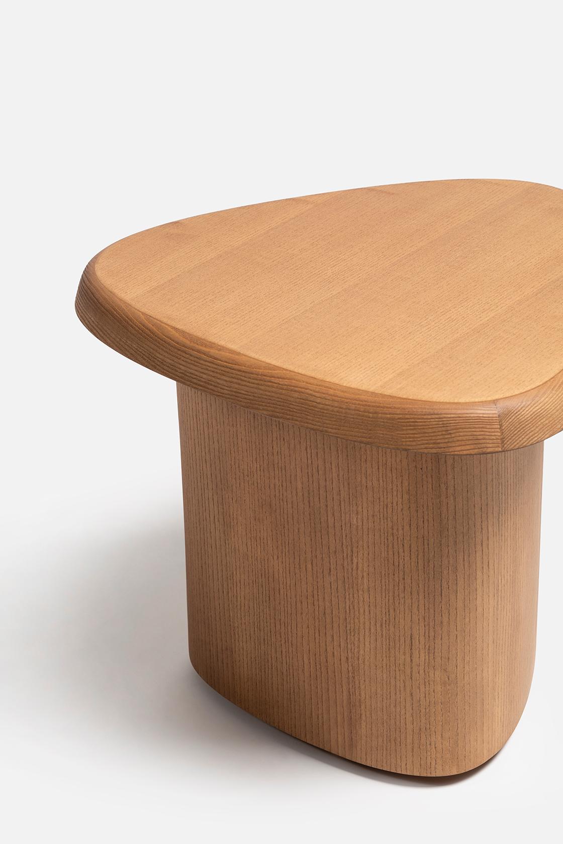 la mesa de centro Bitt se hace eco de las siluetas acogedoras y generosas de los muebles tapizados Slow, con una escultural base única y un tablero de formas inspiradas en la naturaleza. Totalmente de madera, Bitt es el resultado de años de