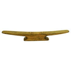 Bolardo de madera de principios del siglo XX en forma de pi utilizado para sujetar una cuerda