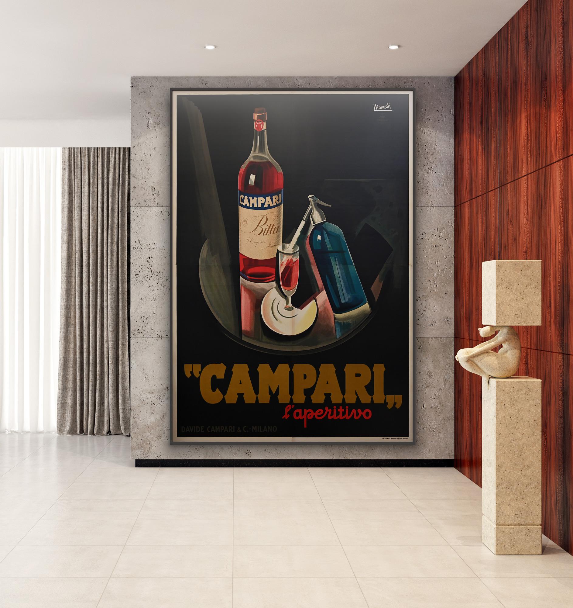 Fabuloso cartel publicitario italiano vintage de 1926 para Bitter Campari. Nos encanta el impactante diseño de Marcello Nizzoli, que consigue el máximo impacto en este enorme póster, la mayor versión del póster jamás impresa. Excepcionalmente