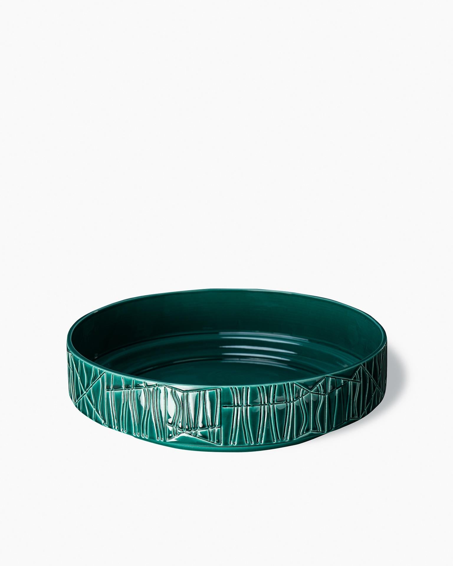 Cuenco realizado mediante colada en barbotina de arcilla blanca. Esmalte verde brillante.

Todas las cerámicas Bitossi están hechas totalmente a mano por nuestros artesanos en cada fase del proceso de producción.
Los estilos icónicos y las paletas
