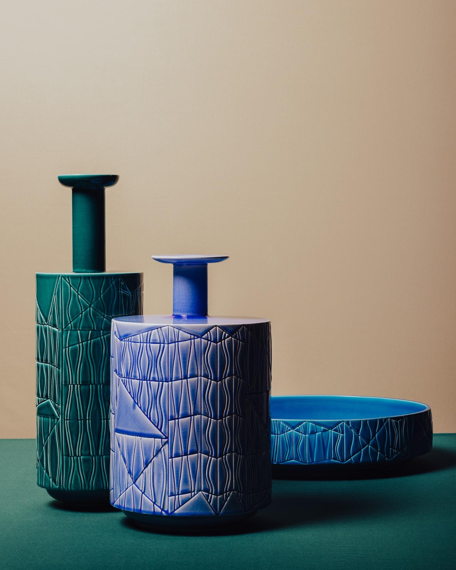 Vase de Bethan Laura Wood
Vase réalisé par coulage à la barbotine d'argile blanche. Glaçure craquelée bleu clair brillante.

Toutes les céramiques Bitossi sont entièrement réalisées à la main par nos artisans à chaque étape du processus de