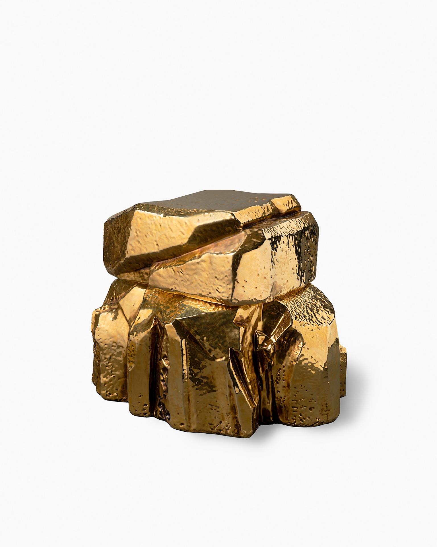Die Skulptur wurde von Hand modelliert und besteht aus zwei Elementen aus weißem Ton. Die noch frische Oberfläche ist von Hand zerkratzt und entsteint. In einem zweiten Brand wurde eine weiße Glasur und in einem dritten Brand eine Goldglasur