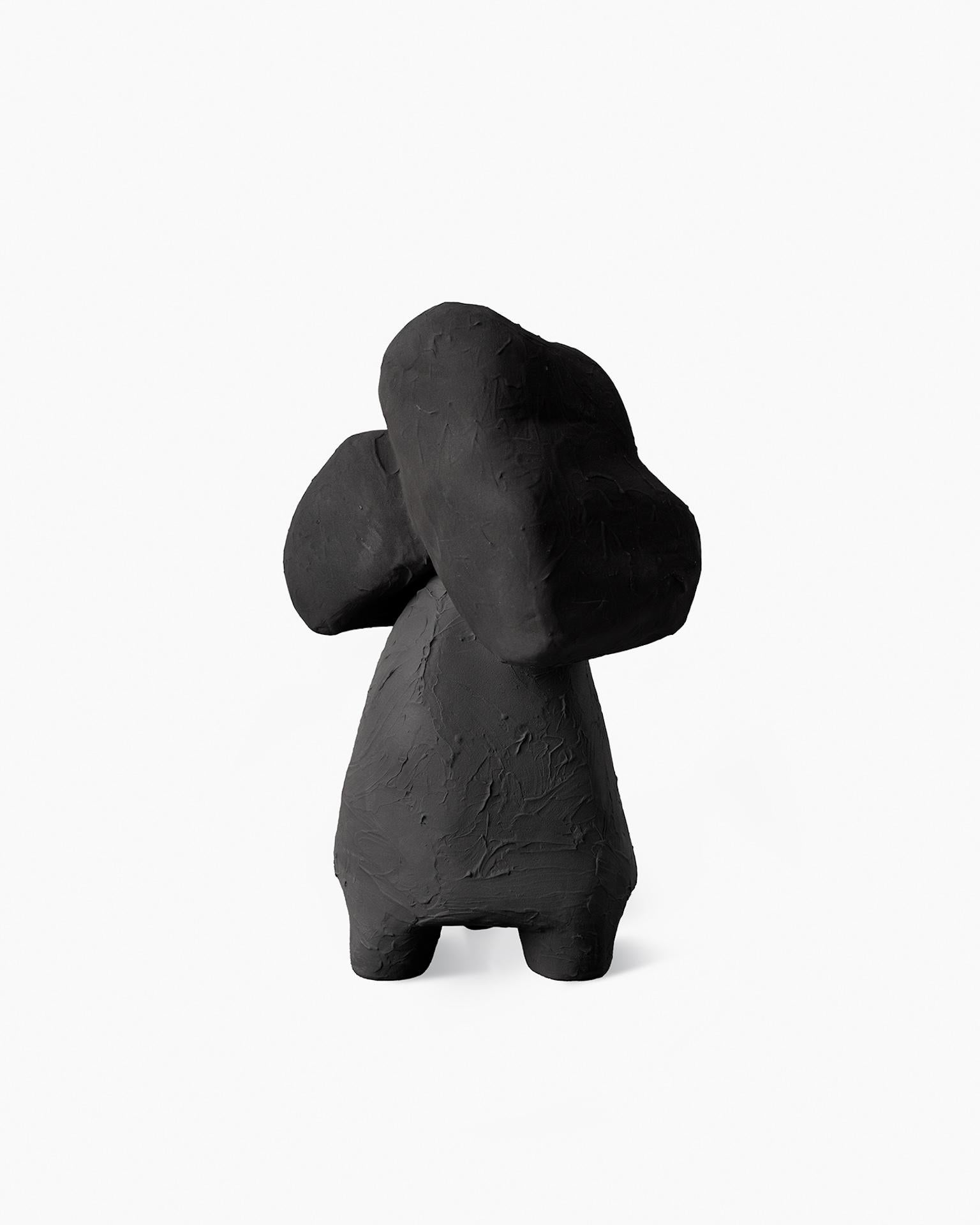 Skulptur aus zwei Elementen, die durch Schlickerguss in weißem Ton hergestellt wurden. Die noch frische Oberfläche ist von Hand eingeritzt und entkernt. Matte braune Glasur in einem zweiten Brand aufgetragen.

Die im Jahr 2022 präsentierte