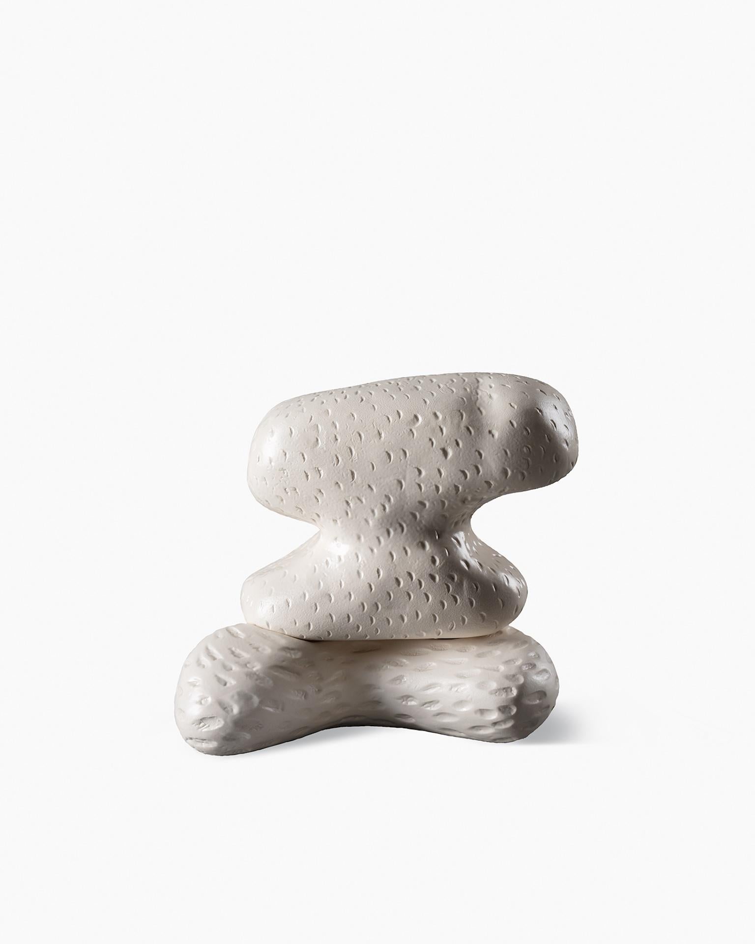 Scultura composta da due elementi realizzati mediante colata in argilla bianca. La superficie ancora fresca è graffiata a mano. Ingobbio marrone sotto uno smalto bianco opaco e gessoso.
Le ceramiche Bitossi sono interamente realizzate a mano dai