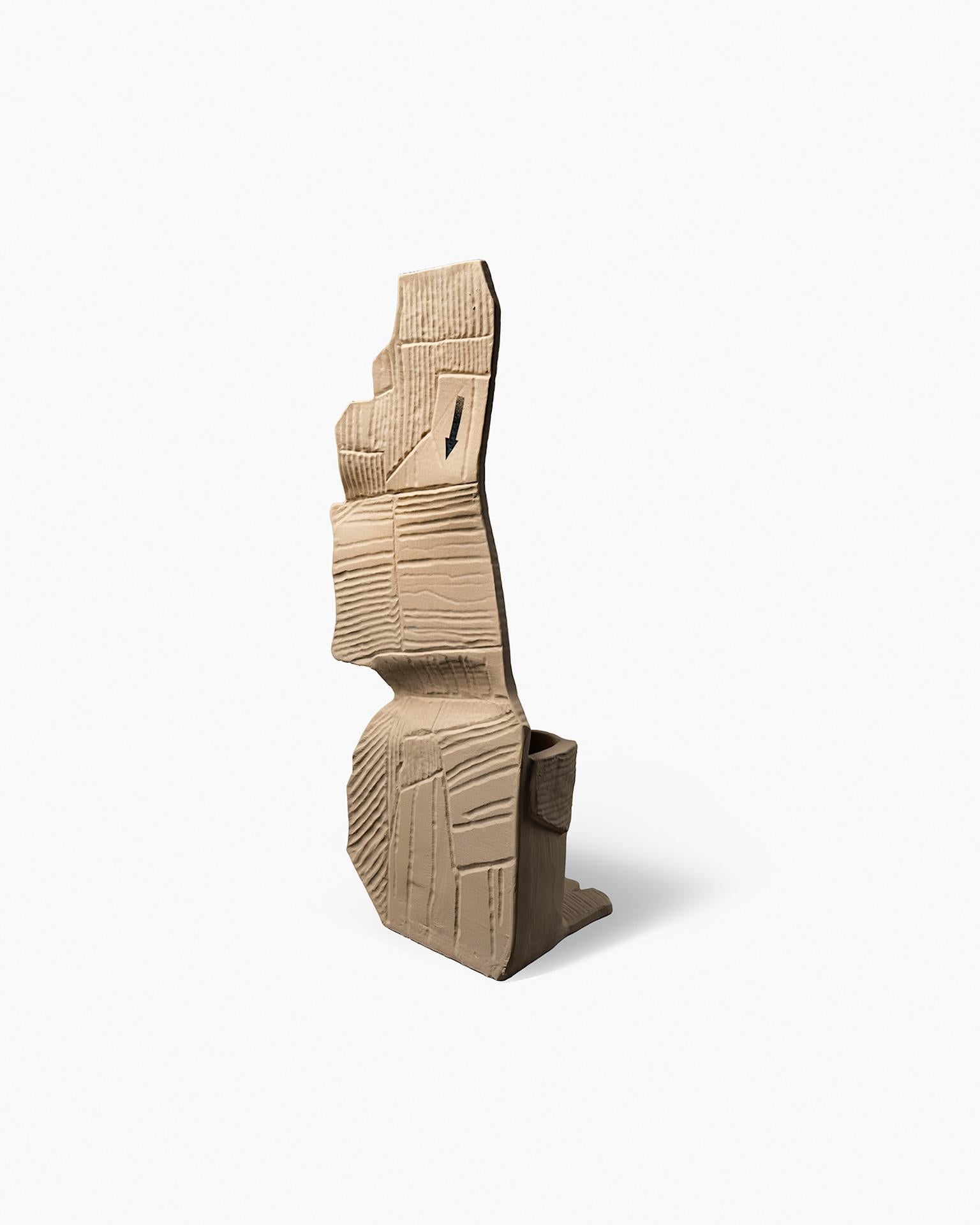 Scultura modellata a mano composta da due elementi in argilla bianca. La superficie ancora fresca è incisa e graffiata. Smalto trasparente su ingobbio marrone.

Presentata nel 2022, la collezione è composta da cinque sculture di grandi dimensioni.