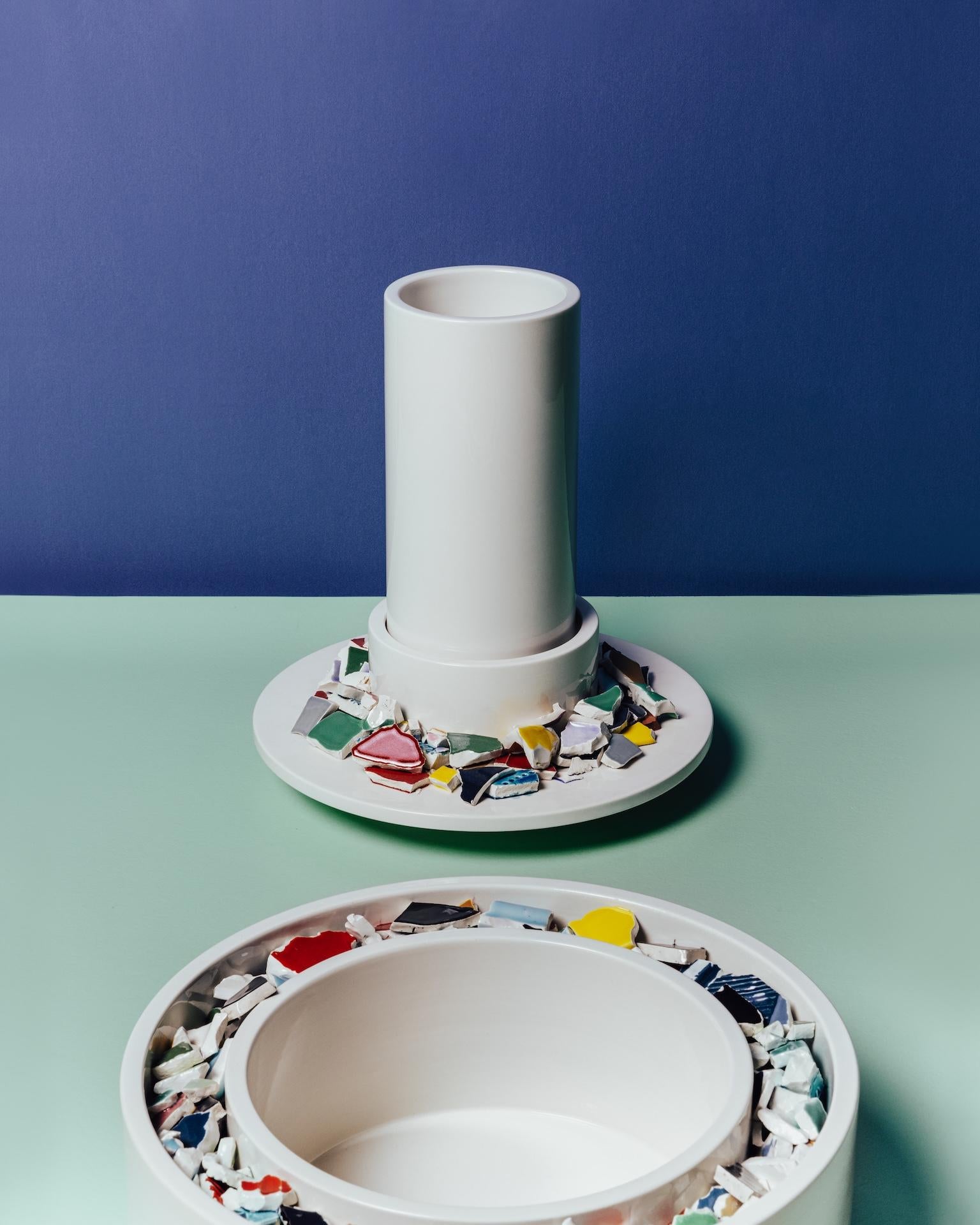 Duccio Maria Gambi started collaborating
with Bitossi Ceramiche in 2022 with a
focus on sustainability. The project stems
from an analysis of waste materials,
specifically glazed ceramic fragments
that are irretrievable during production.
Gambi