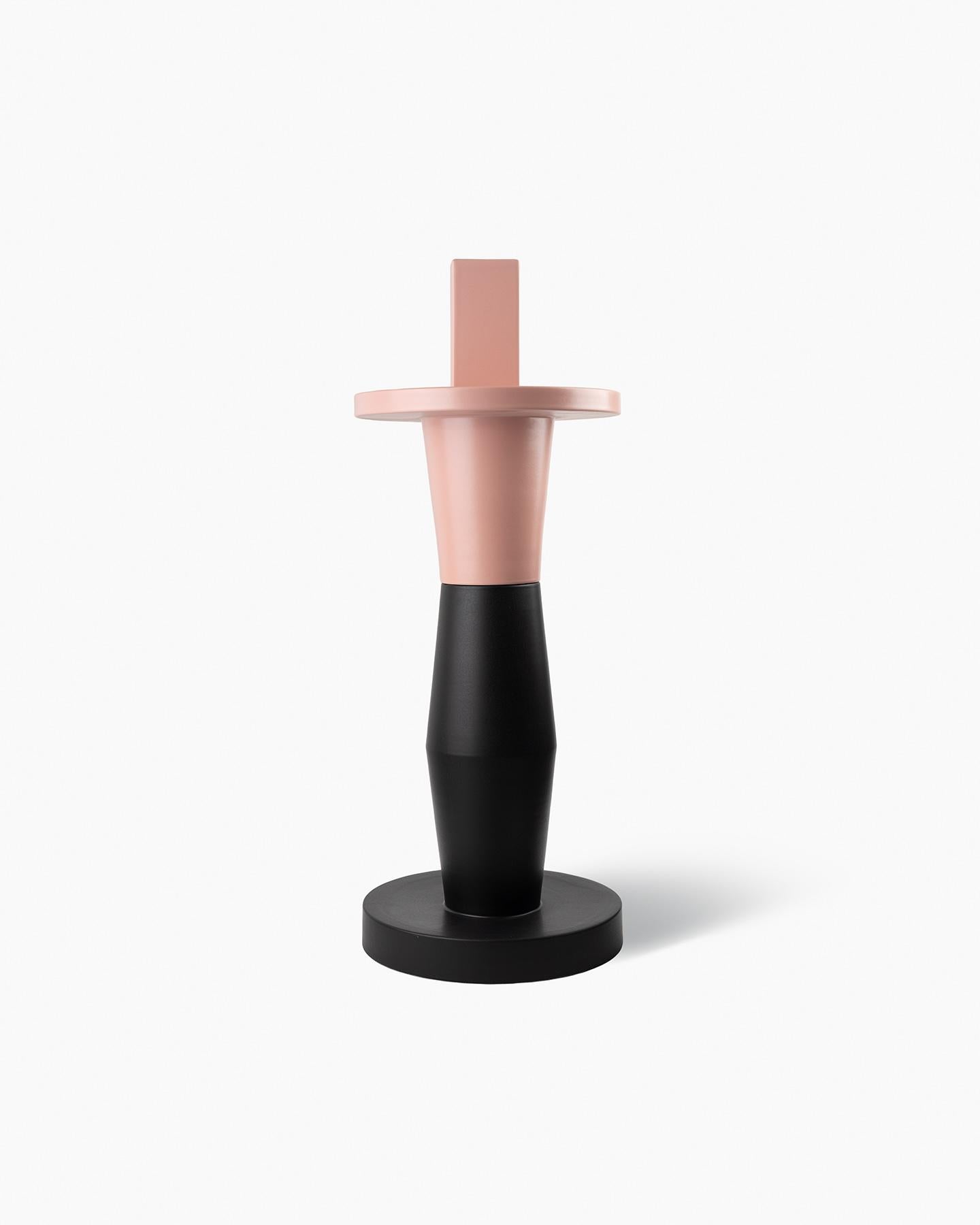Nathalie Du Pasquier designed a collection
of three vases for Bitossi, in 2004. The
vases are bottle‑shaped and composed
of stackable elements. The formal and
chromatic research is closely linked to her
painting. Using the lathe technique, the
vases