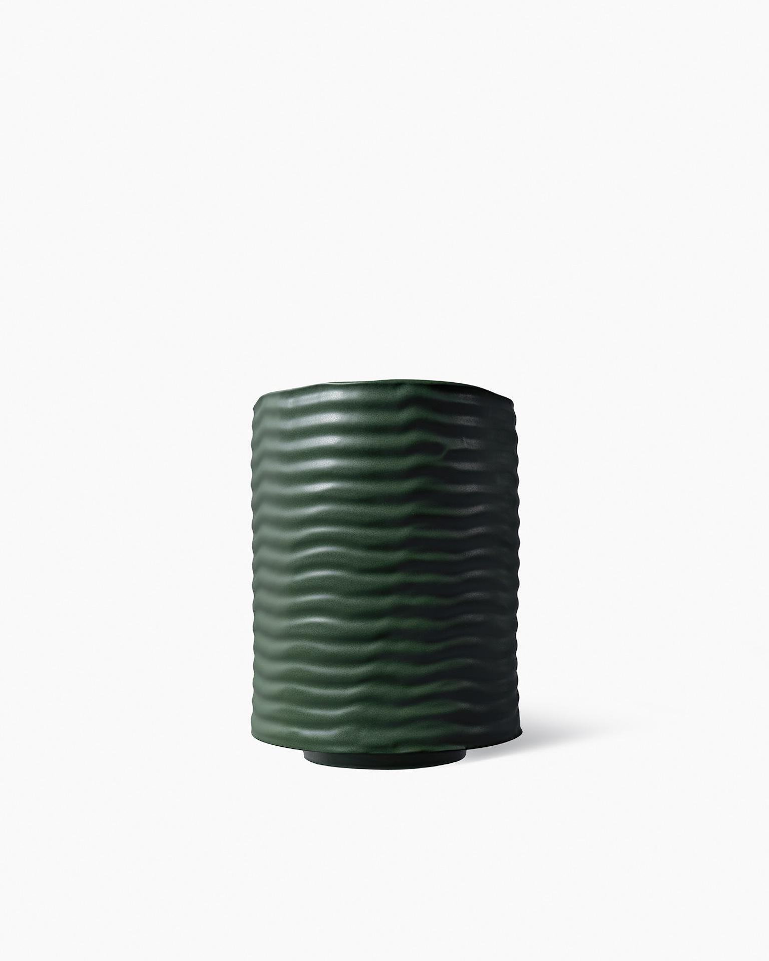 All Bitossi ceramics are entirely handmade by our artisans at every stage of the production process.
Wiggle is Max Lamb’s collection for Bitossi,
exploring the material through manual
engraving with a spiral metal cable for a
unique undulating
