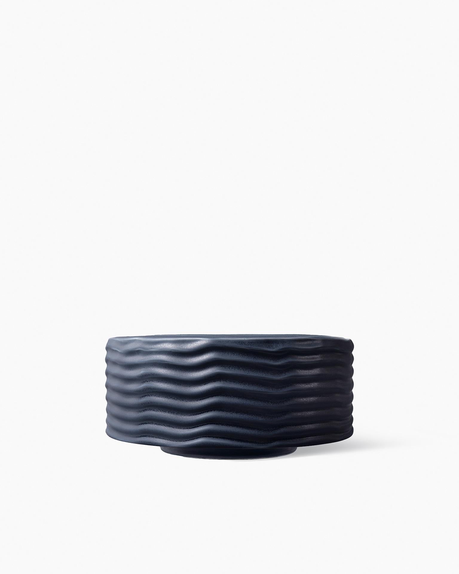 Tutte le ceramiche Bitossi sono realizzate interamente a mano dai nostri artigiani in ogni fase del processo produttivo.
Wiggle è la collezione di Max Lamb per Bitossi,
esplorando il materiale attraverso il manuale
incisione con un cavo metallico a