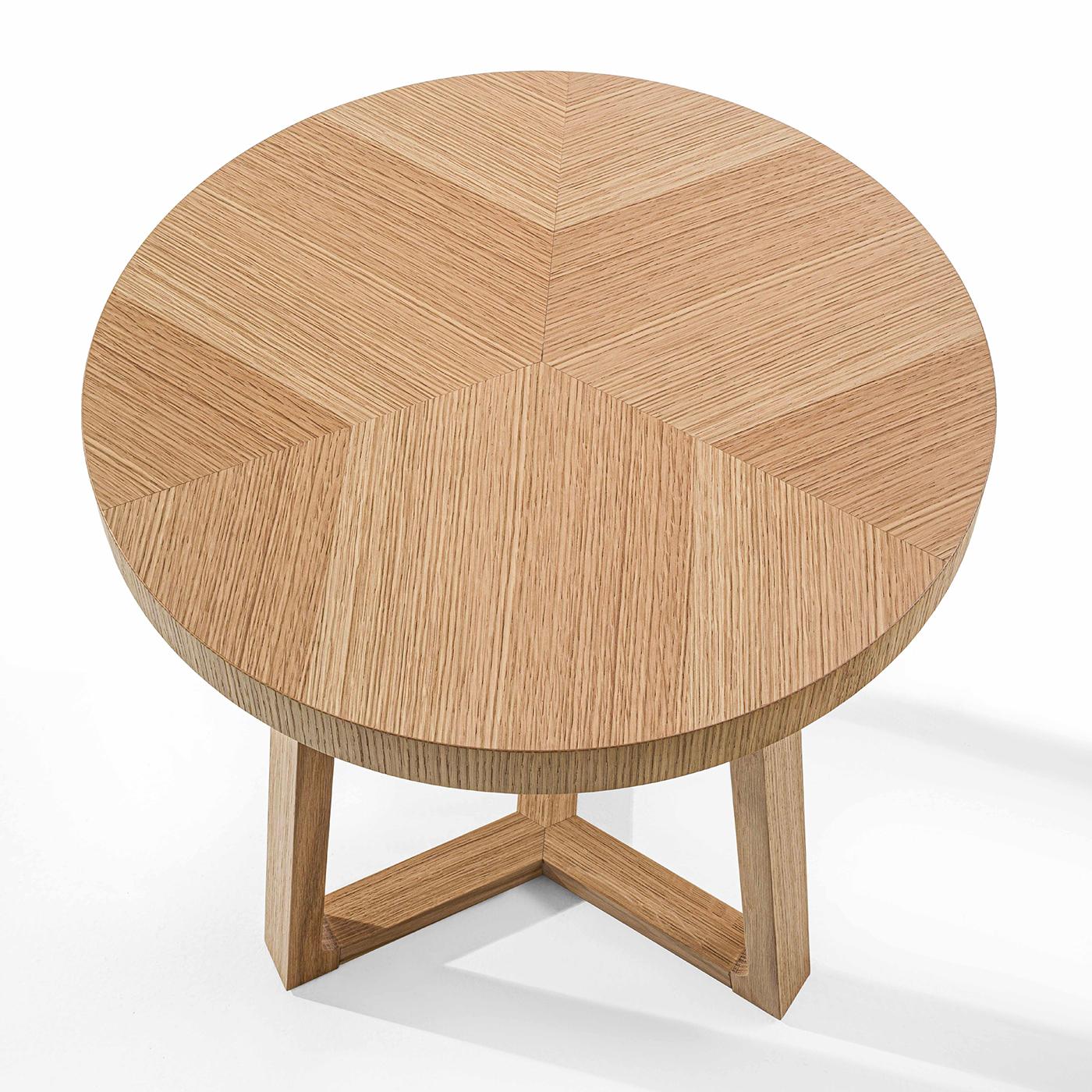 Playfully named after the Italian for crossroads due to the branched element that its three slanted legs are fitted to, this round side table will make for an exquisite solution to flank a sofa or armchair in modern and contemporary decors. The