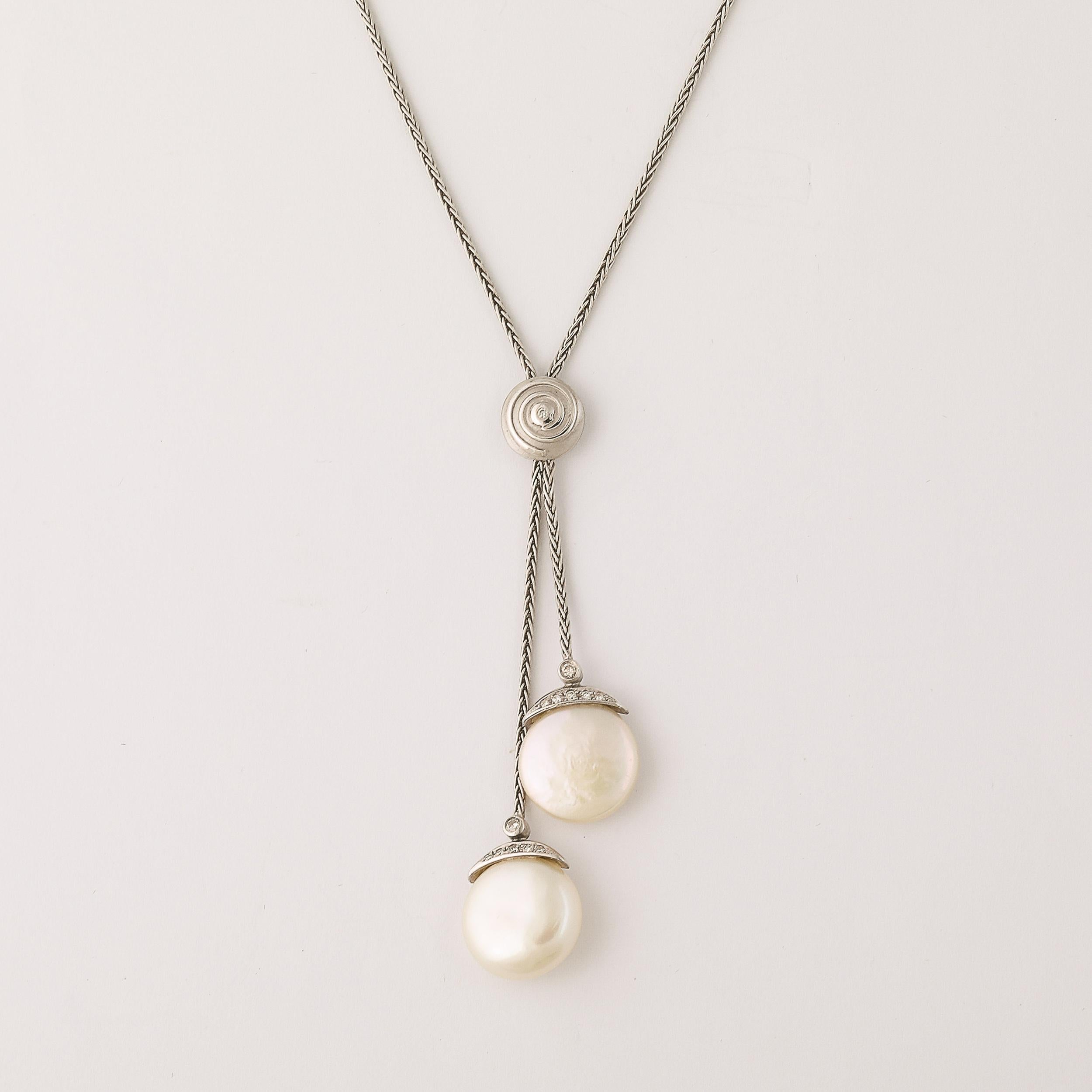 Moderno Collana Biwa Flat Coin Pearl in oro bianco 18 carati firmata Yvel in vendita