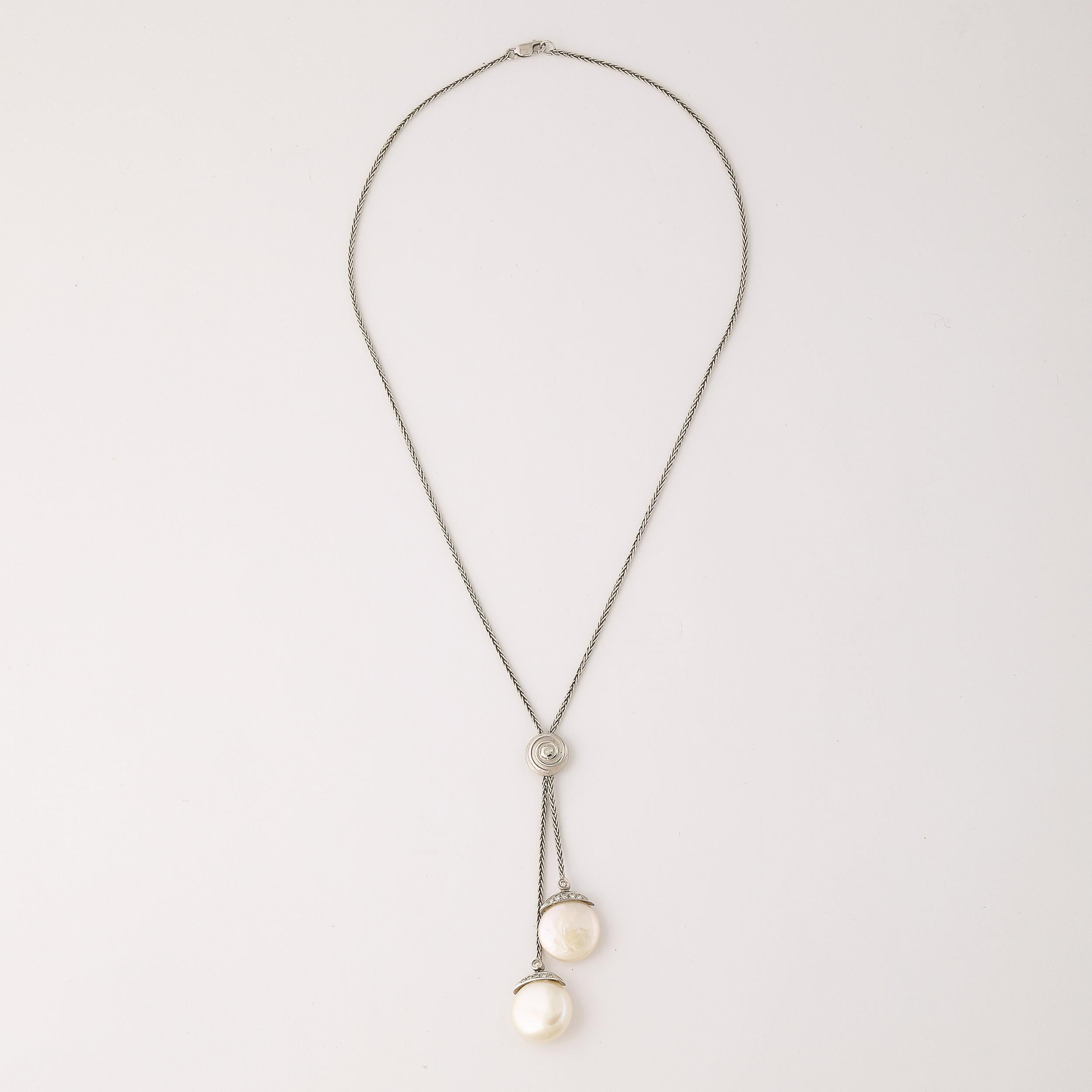 Taglio rotondo Collana Biwa Flat Coin Pearl in oro bianco 18 carati firmata Yvel in vendita